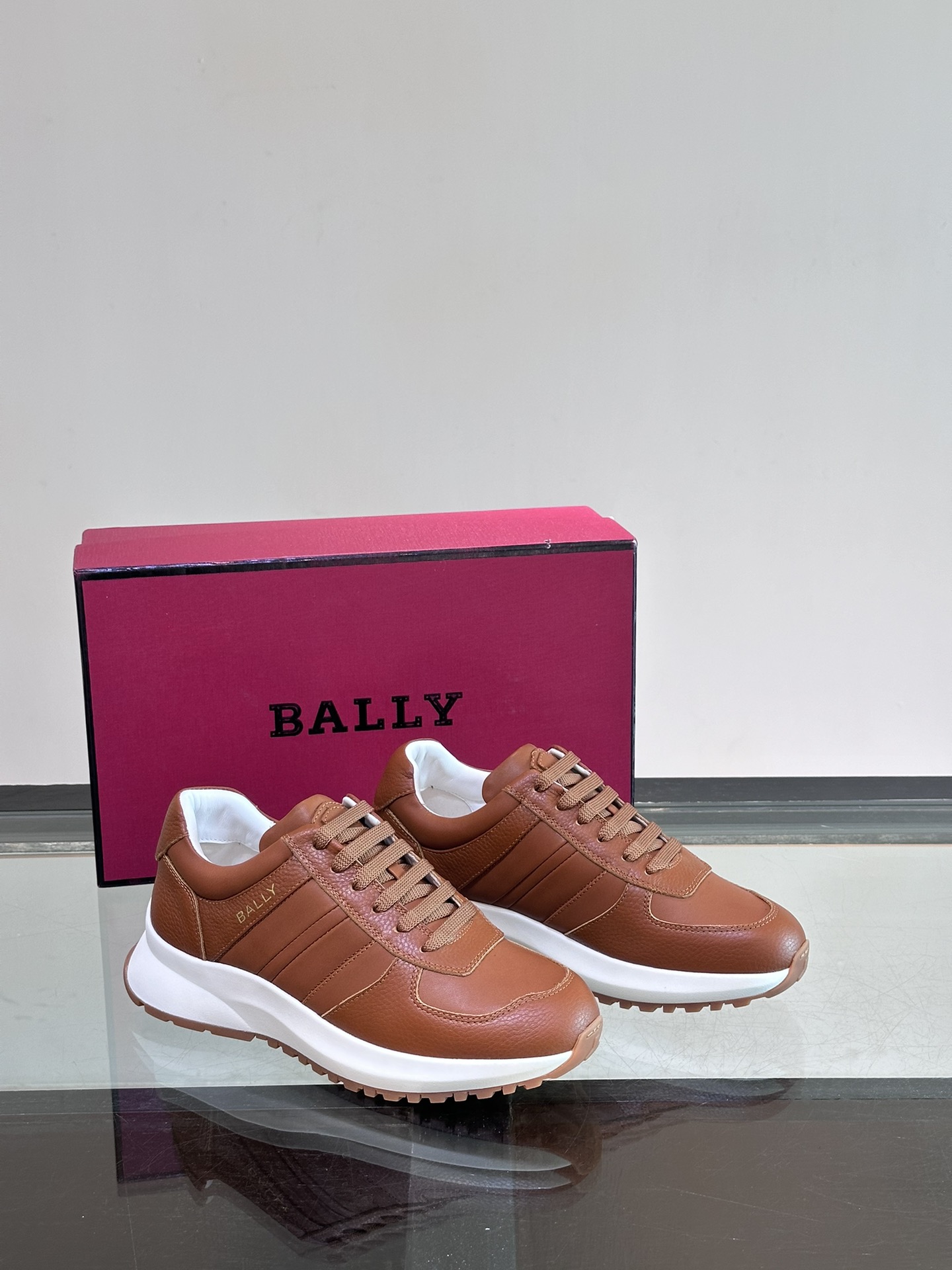 BALLY/巴利新款男士厚底皮革运动休闲鞋这款皮革运动鞋采用小牛皮拼接打造糅合优雅风范与创新设计两侧饰以