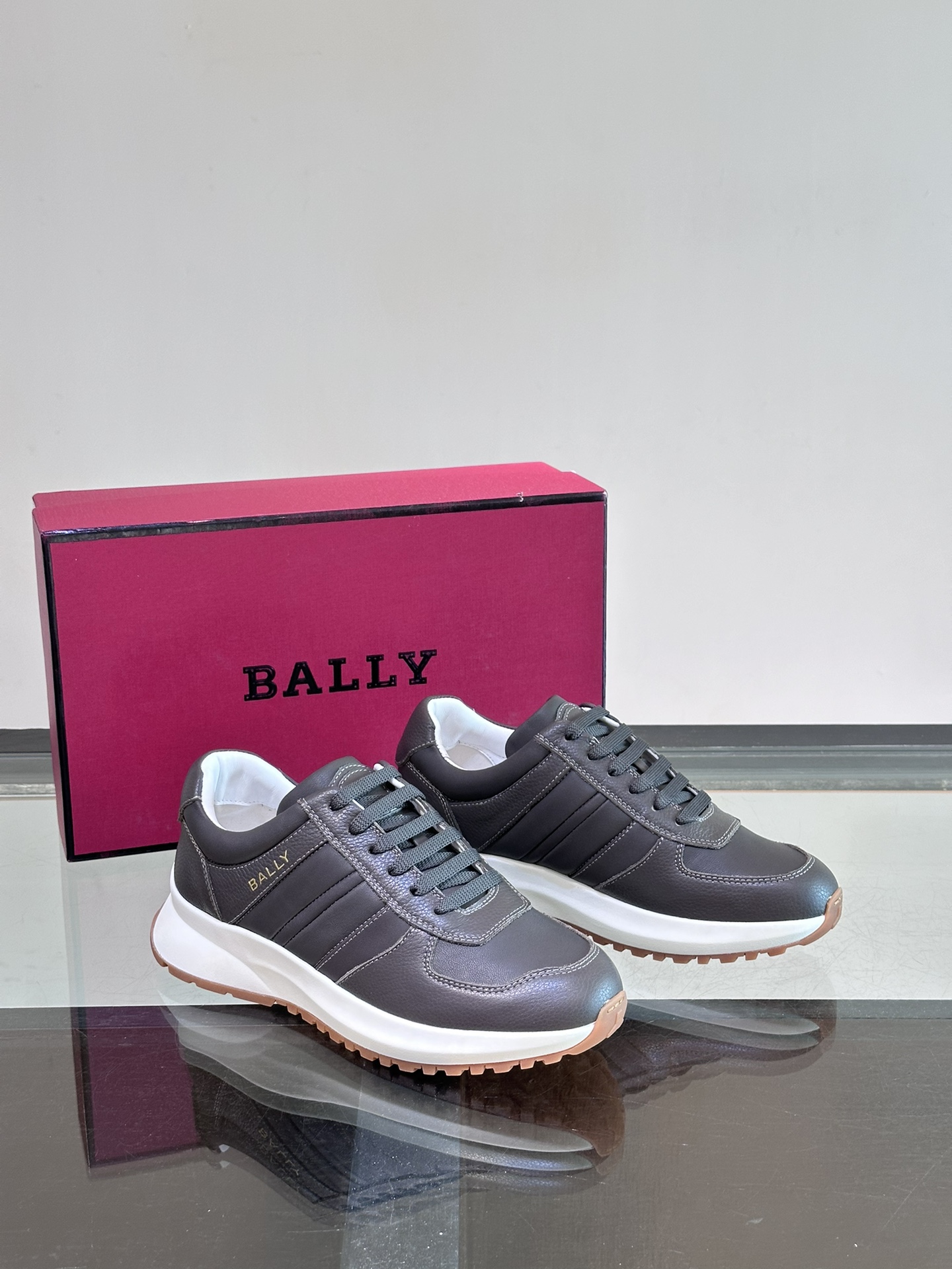 BALLY/巴利新款男士厚底皮革运动休闲鞋这款皮革运动鞋采用小牛皮拼接打造糅合优雅风范与创新设计两侧饰以