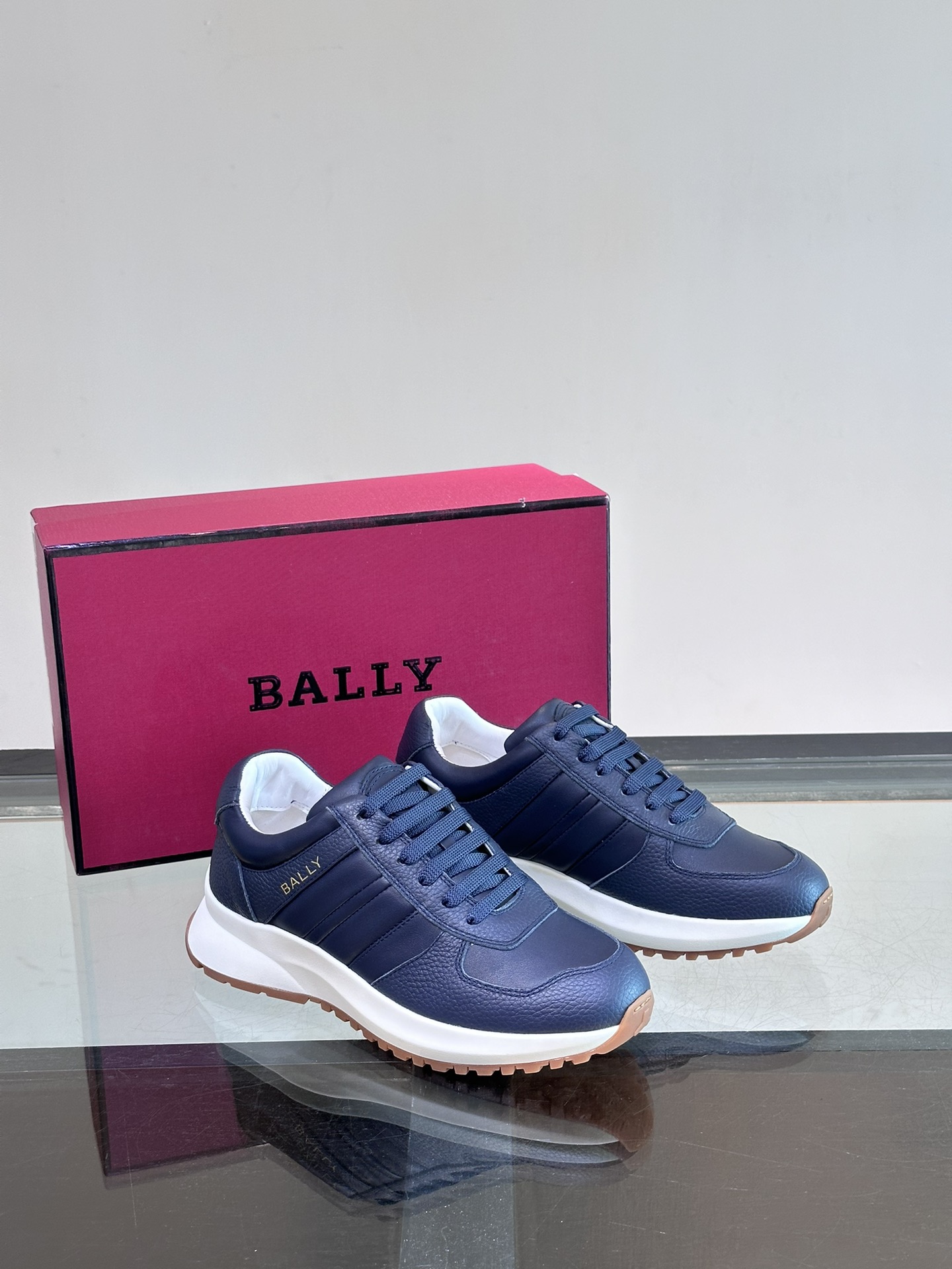 BALLY/巴利新款男士厚底皮革运动休闲鞋这款皮革运动鞋采用小牛皮拼接打造糅合优雅风范与创新设计两侧饰以