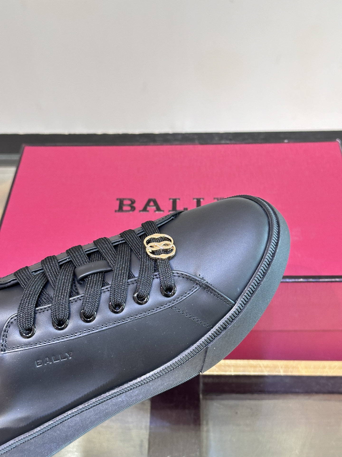 Bally/巴利新款男士休闲运动鞋采用小牛皮鞋面皮质质感细腻光滑有光泽内里是小牛皮可活动牛皮鞋垫后跟撞色