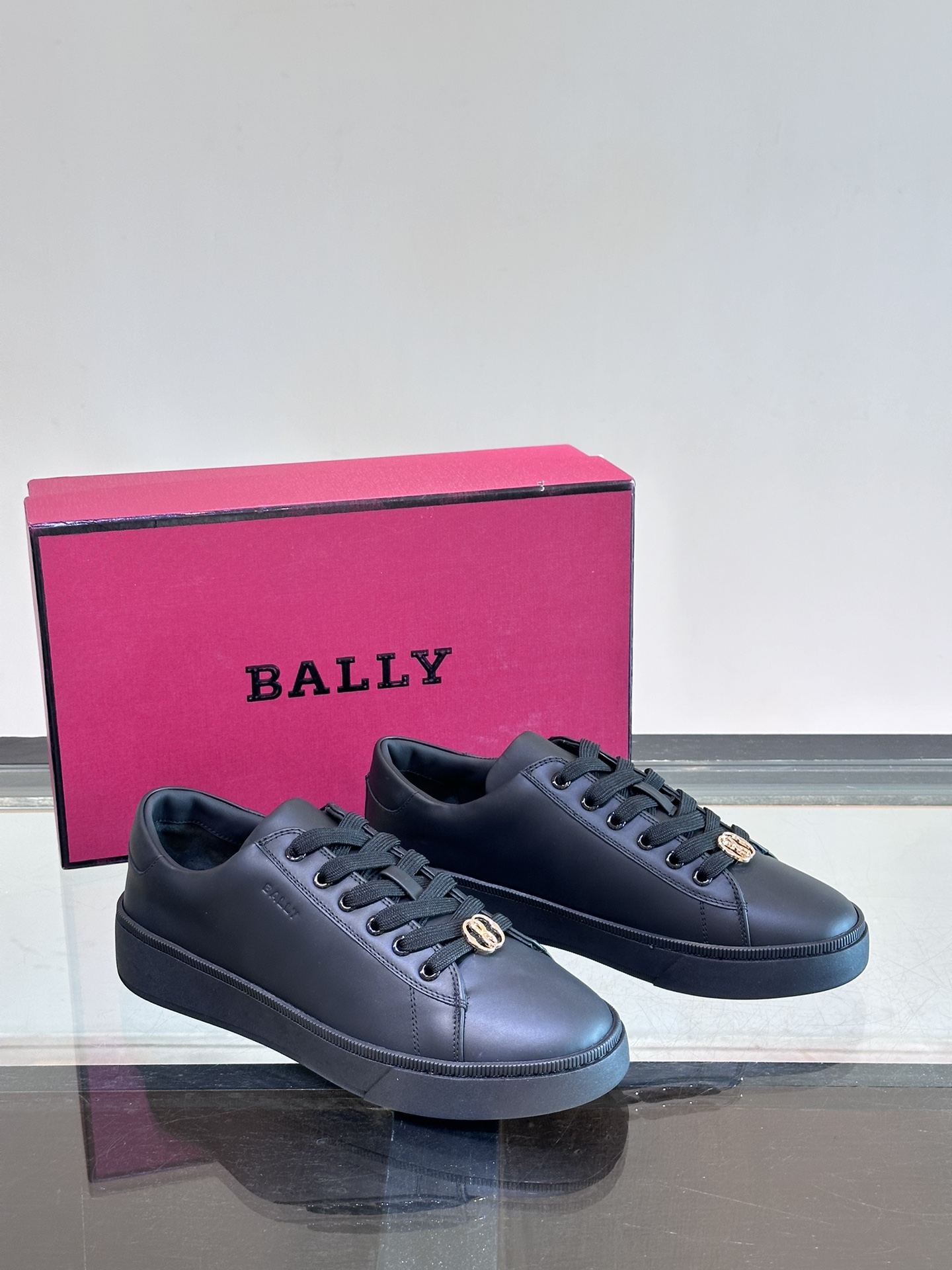 Bally/巴利新款男士休闲运动鞋采用小牛皮鞋面皮质质感细腻光滑有光泽内里是小牛皮可活动牛皮鞋垫后跟撞色