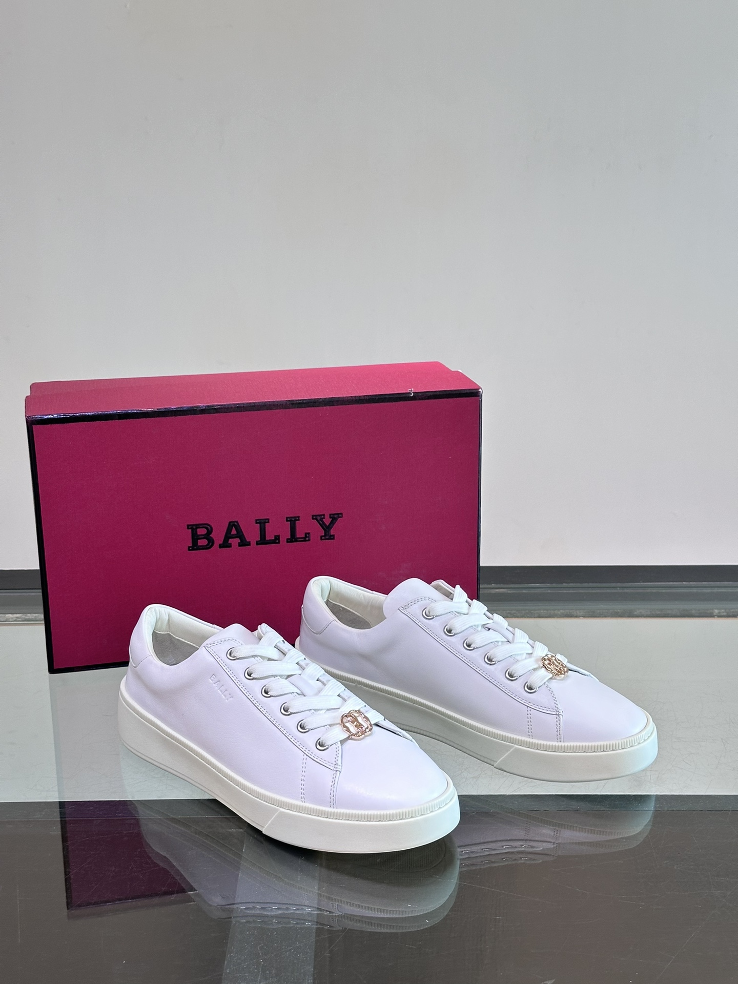 Bally/巴利新款男士休闲运动鞋采用小牛皮鞋面皮质质感细腻光滑有光泽内里是小牛皮可活动牛皮鞋垫后跟撞色