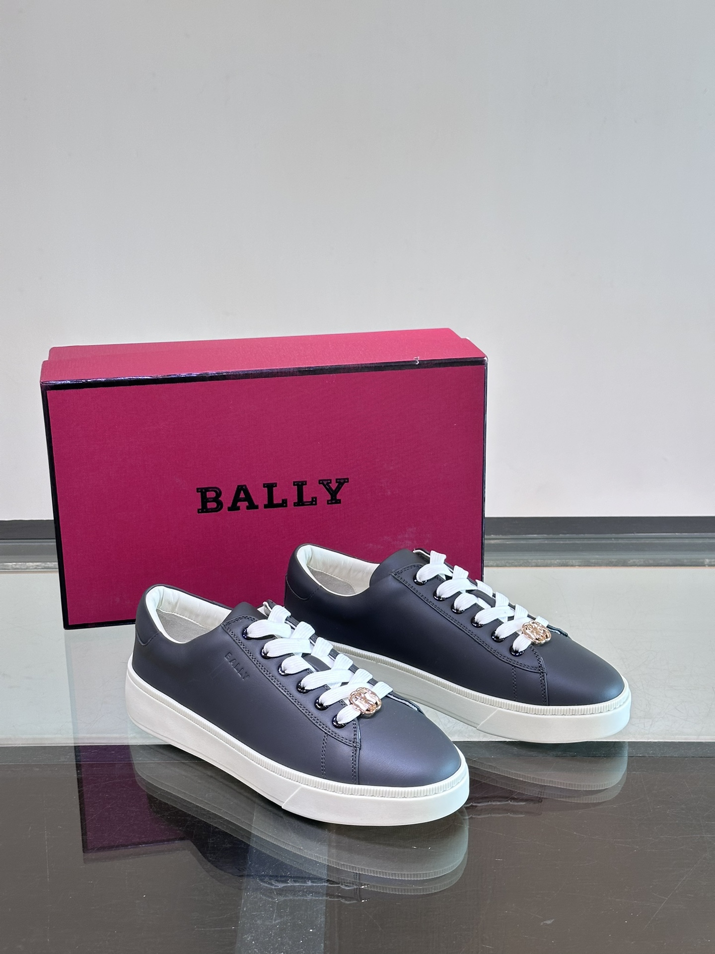 Bally/巴利新款男士休闲运动鞋采用小牛皮鞋面皮质质感细腻光滑有光泽内里是小牛皮可活动牛皮鞋垫后跟撞色