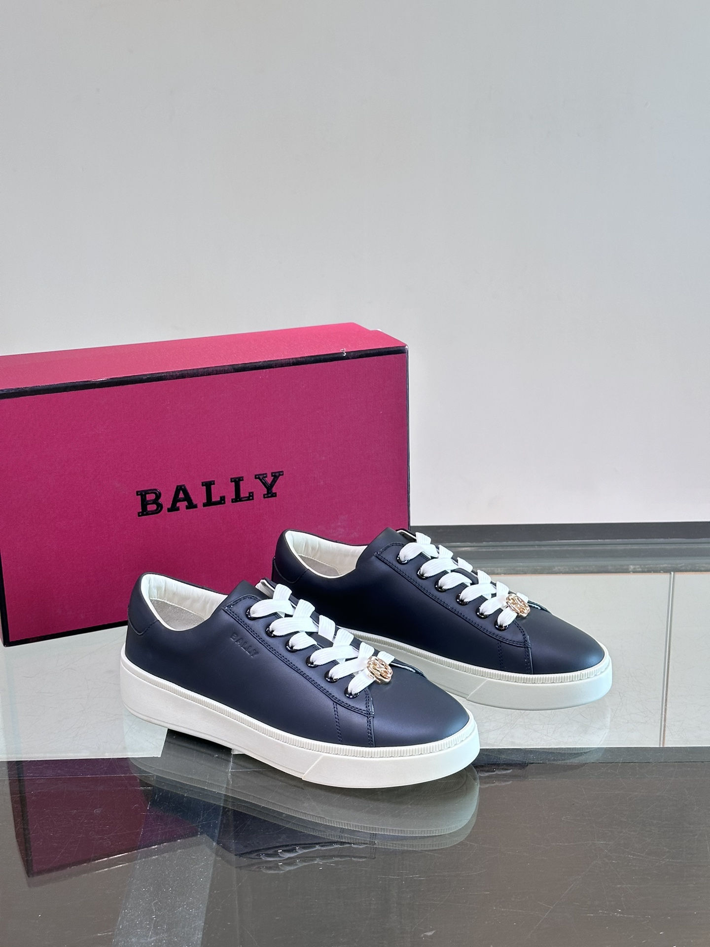 Bally/巴利新款男士休闲运动鞋采用小牛皮鞋面皮质质感细腻光滑有光泽内里是小牛皮可活动牛皮鞋垫后跟撞色