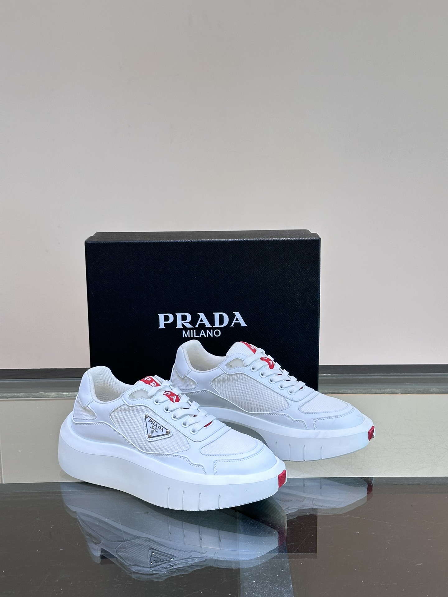 PRADA/普拉达男士系带皮革休闲运动鞋鞋面牛皮拼接透气网面打造柔软舒适透气鞋舌装饰PRADA品牌字母标