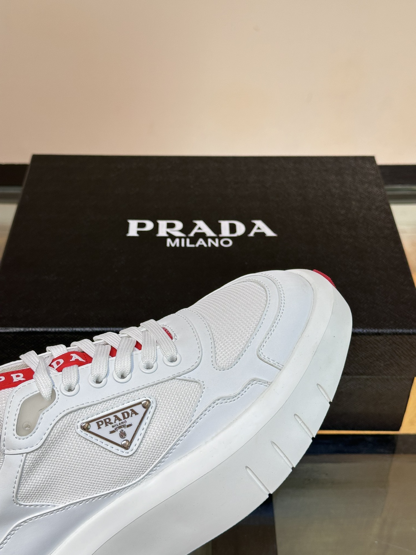 PRADA/普拉达男士系带皮革休闲运动鞋鞋面牛皮拼接透气网面打造柔软舒适透气鞋舌装饰PRADA品牌字母标