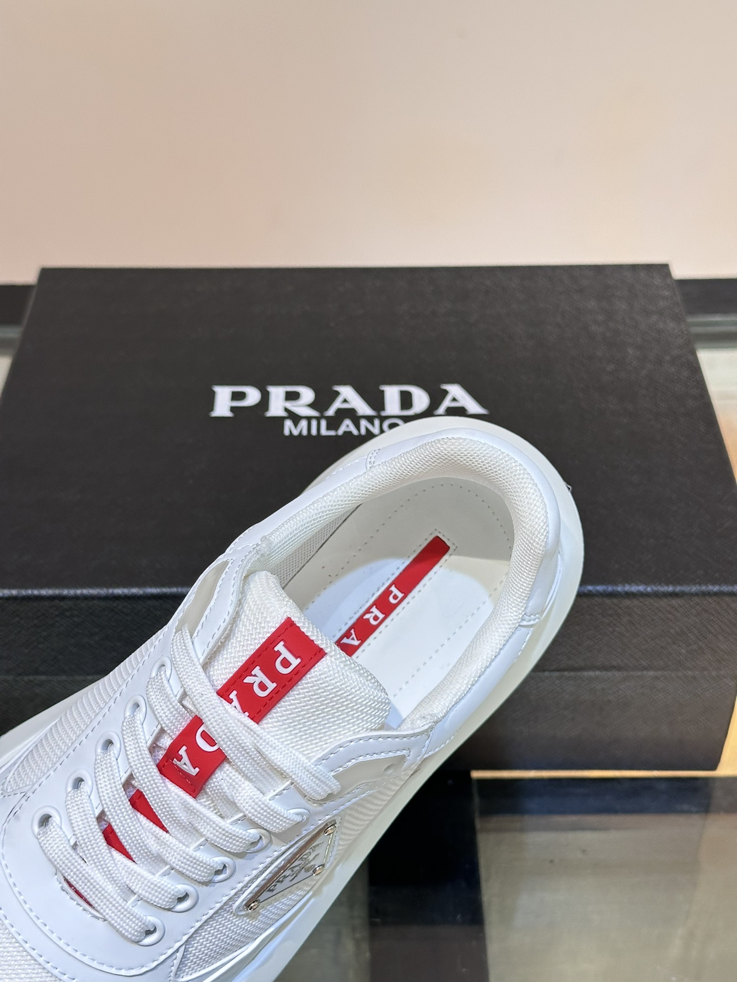 PRADA/普拉达男士系带皮革休闲运动鞋鞋面牛皮拼接透气网面打造柔软舒适透气鞋舌装饰PRADA品牌字母标