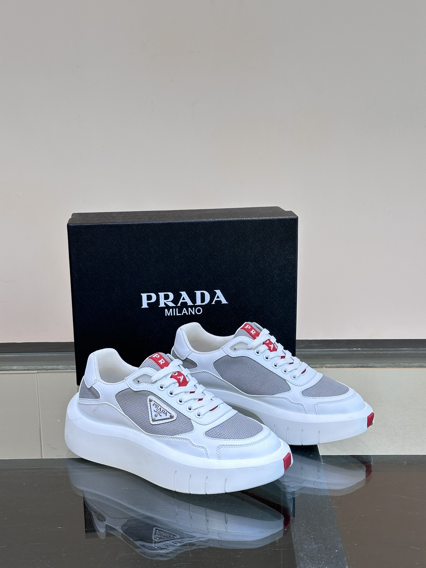 PRADA/普拉达男士系带皮革休闲运动鞋鞋面牛皮拼接透气网面打造柔软舒适透气鞋舌装饰PRADA品牌字母标