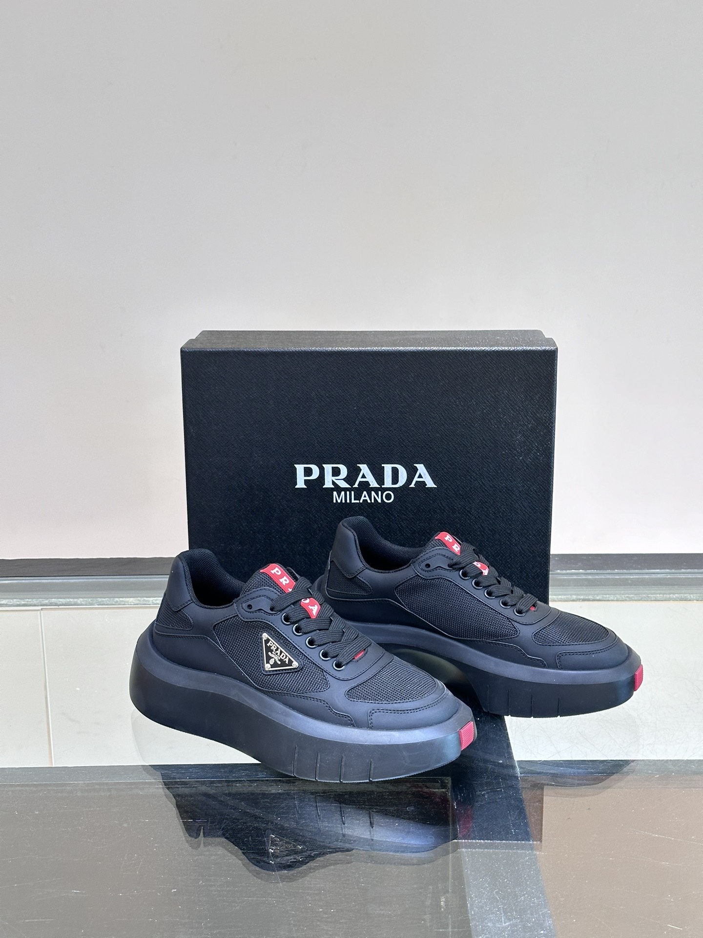 PRADA/普拉达男士系带皮革休闲运动鞋鞋面牛皮拼接透气网面打造柔软舒适透气鞋舌装饰PRADA品牌字母标