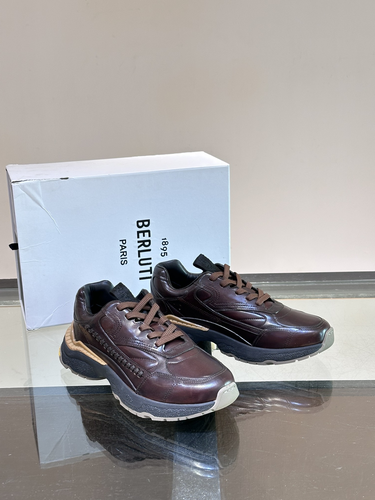 Berluti/布鲁提高端男士休闲运动鞋这款运动鞋采用进口牛皮手工改色工艺制作侧面饰有缝线细节鞋舌品牌字