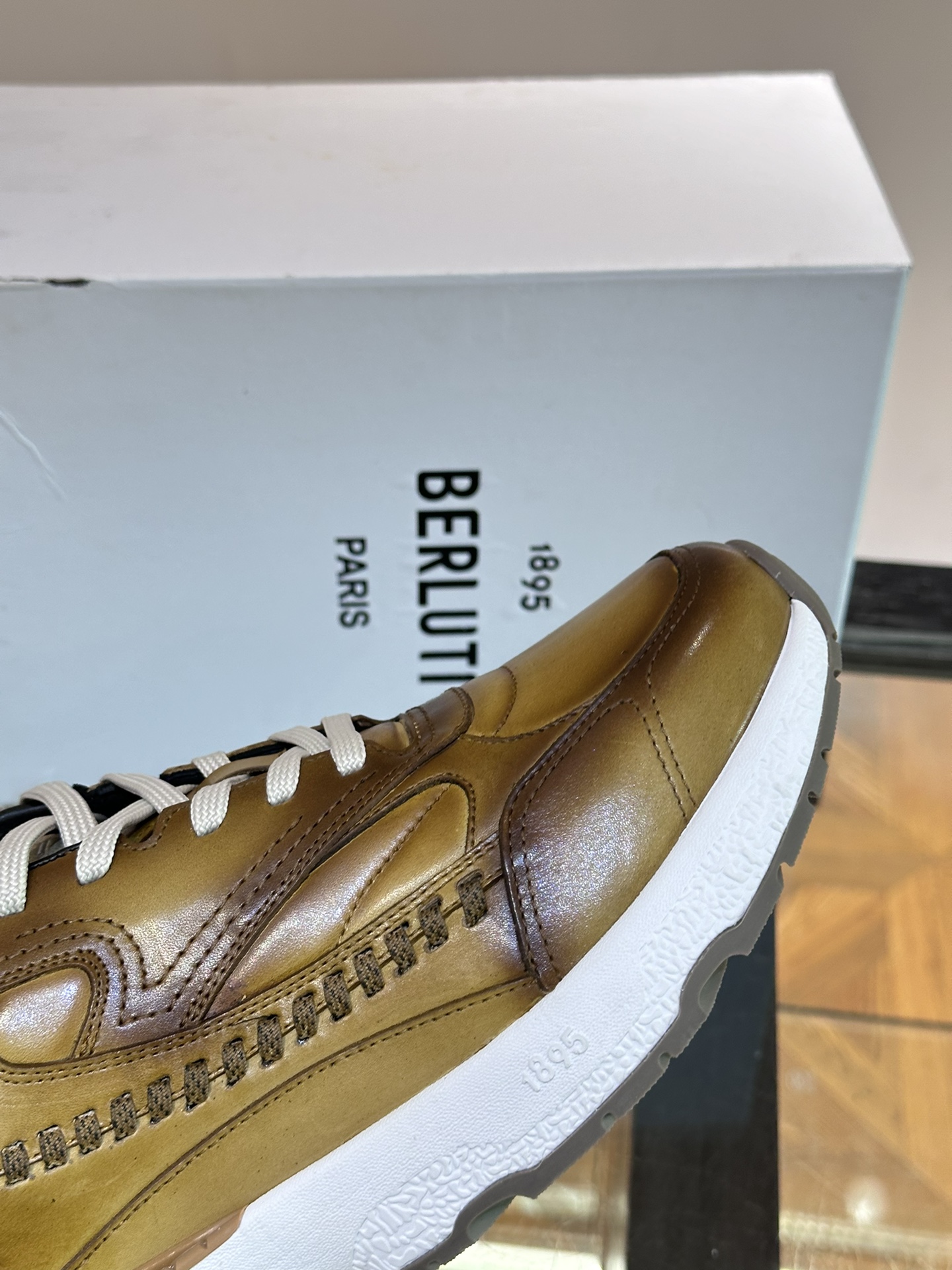 Berluti/布鲁提高端男士休闲运动鞋这款运动鞋采用进口牛皮手工改色工艺制作侧面饰有缝线细节鞋舌品牌字