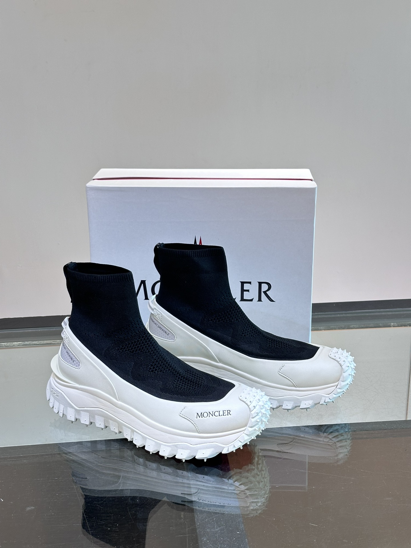 Moncler/蒙口情侣袜子休闲鞋具有舒适防滑性能采用科技面料制成兼备创新功能性与图形细节于一体从高山氛