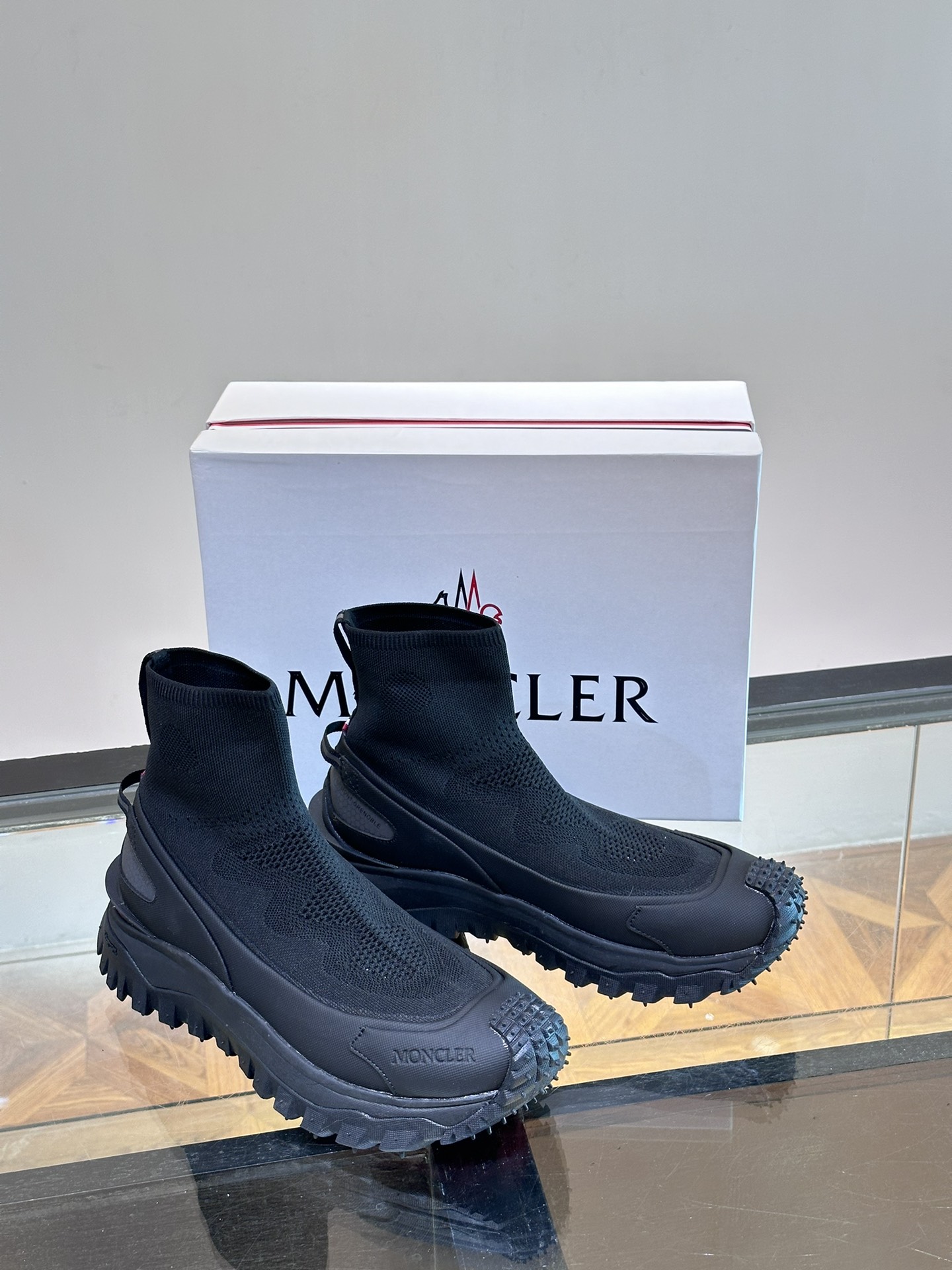 Moncler/蒙口情侣袜子休闲鞋具有舒适防滑性能采用科技面料制成兼备创新功能性与图形细节于一体从高山氛