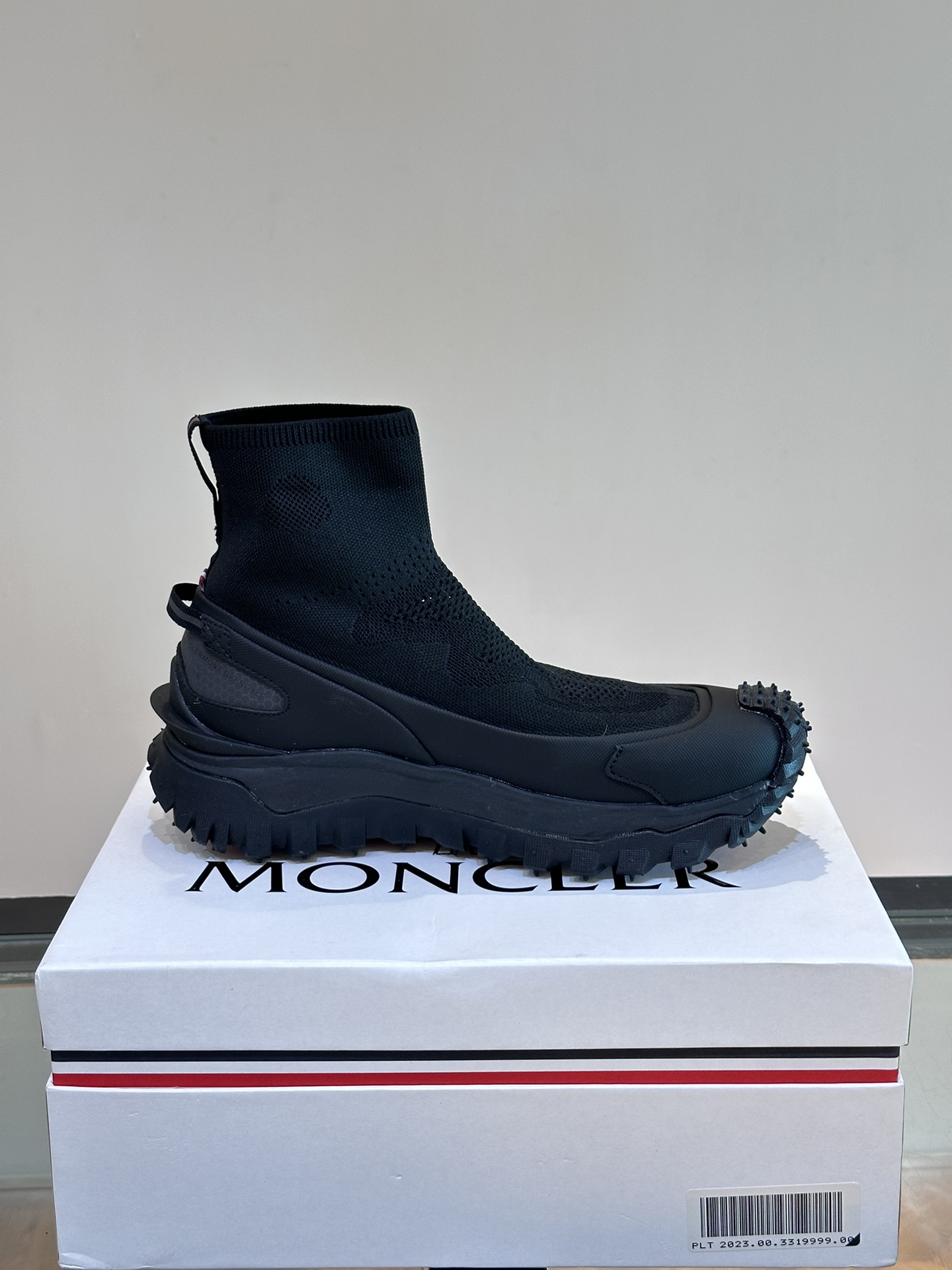 Moncler/蒙口情侣袜子休闲鞋具有舒适防滑性能采用科技面料制成兼备创新功能性与图形细节于一体从高山氛