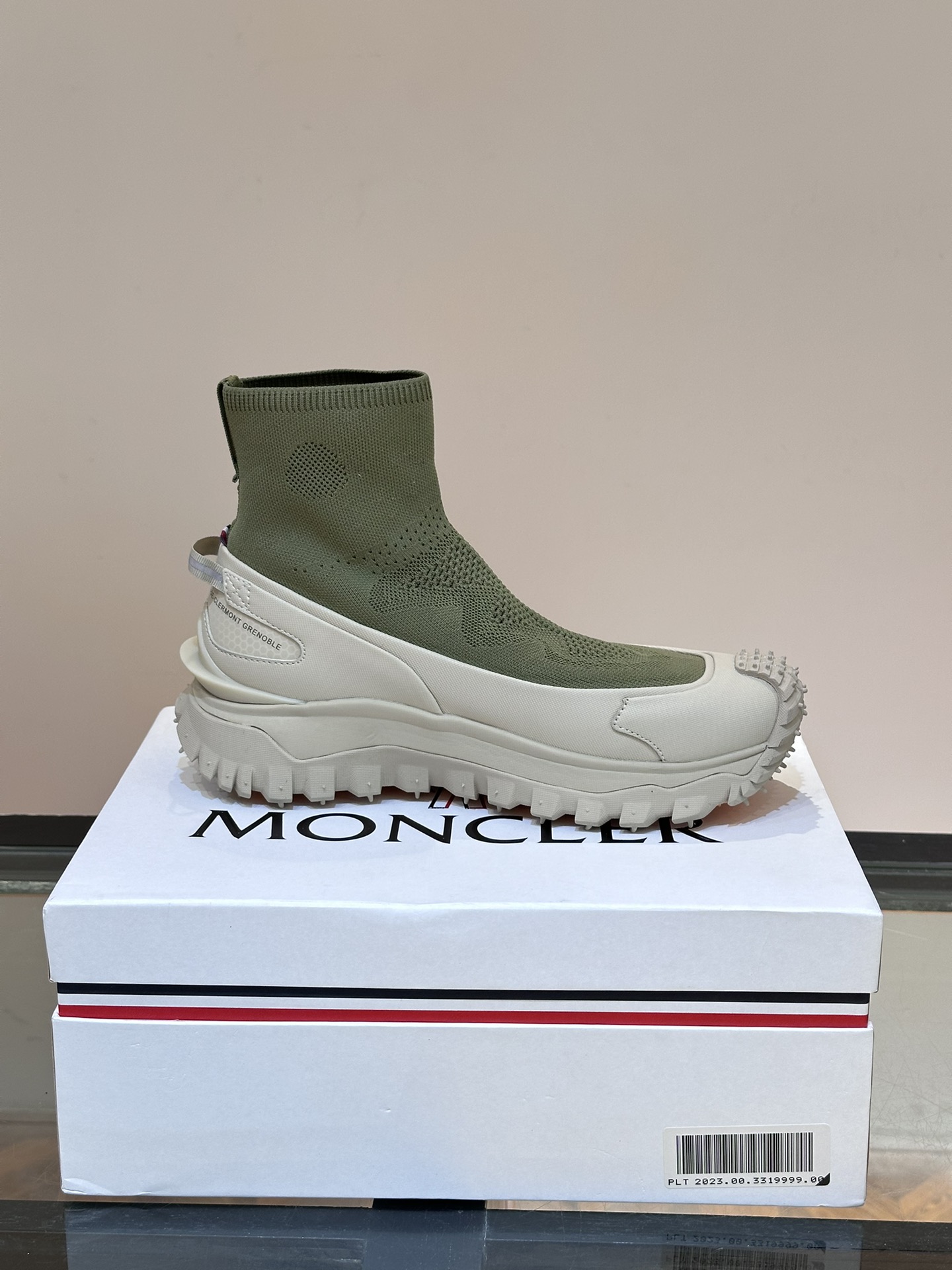 Moncler/蒙口情侣袜子休闲鞋具有舒适防滑性能采用科技面料制成兼备创新功能性与图形细节于一体从高山氛