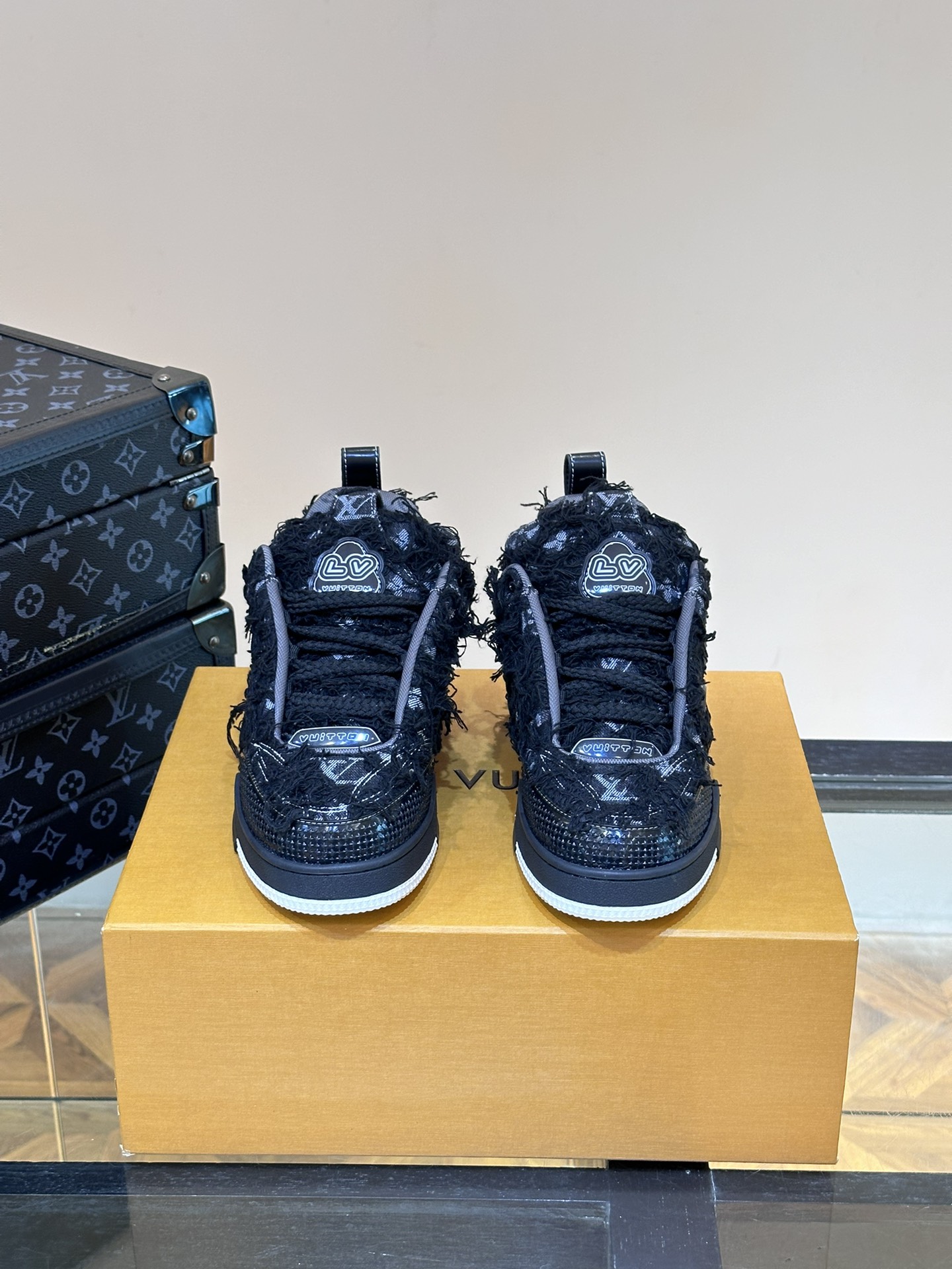 LV路易威登男士新款Skate运动鞋本款LVSkate运动鞋取材磨毛Monogram丹宁布加宽加粗鞋带设