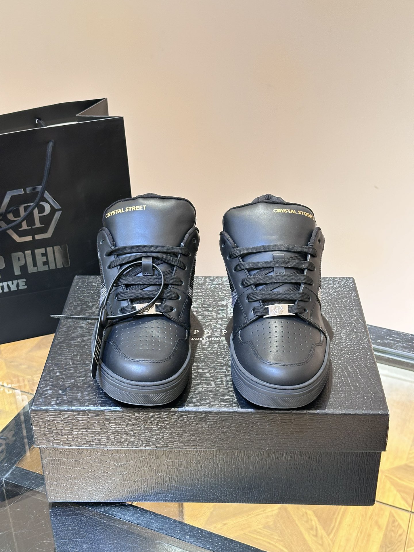 PHILIPPPLEIN-菲利普普莱茵德国潮牌男士低帮板鞋牛皮亮面设计鞋面皮牛皮打造牛皮内里满钻设计好看