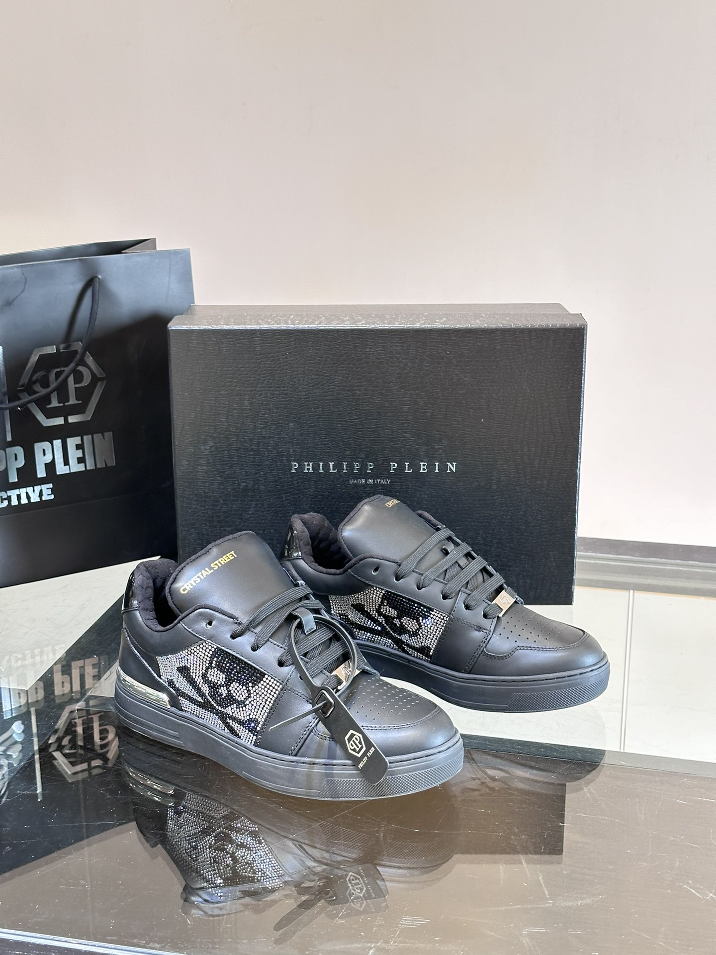 PHILIPPPLEIN-菲利普普莱茵德国潮牌男士低帮板鞋牛皮亮面设计鞋面皮牛皮打造牛皮内里满钻设计好看