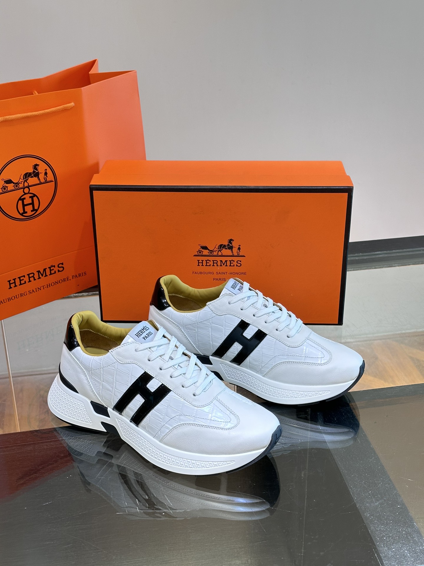 HERMES/爱马仕Hugo厚底运动鞋休闲男鞋这款运动鞋采用进口头层牛皮拼接打造对比色设计打造动感的现代