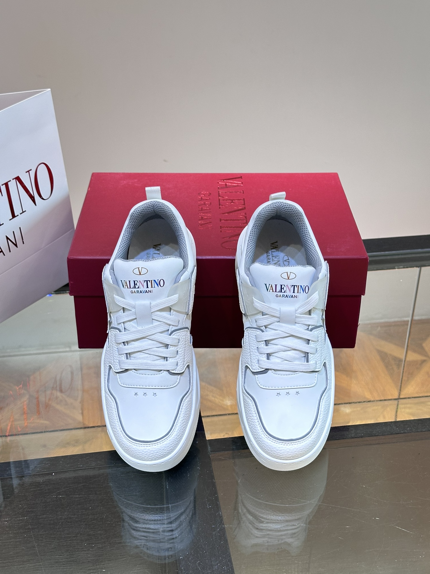 Valentin*华伦天*onestud系列厚底增高运动鞋简约明快构造清爽新潮穿搭！衍缝格纹与超大铆钉打