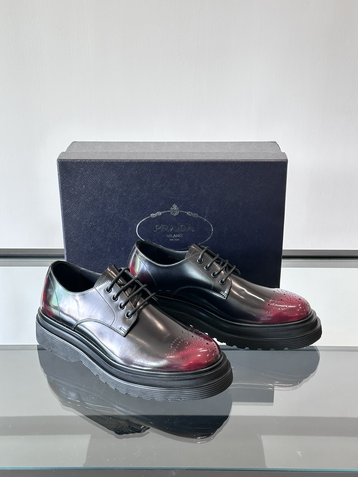 Prada/普拉达专柜同步新款德比鞋选用进口牛皮鞋面德比鞋型严苛甄选进口皮料耐穿不变形老工匠手工折边包裹