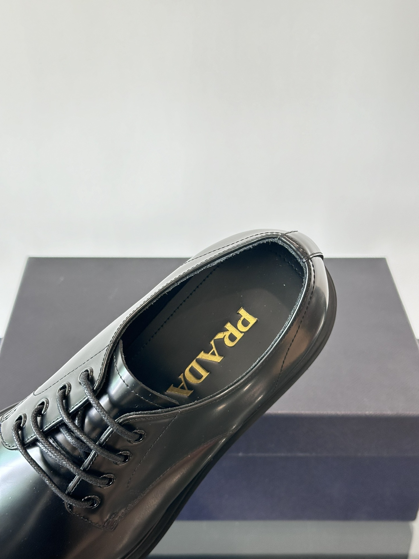 Prada/普拉达专柜同步新款德比鞋选用进口牛皮鞋面德比鞋型严苛甄选进口皮料耐穿不变形老工匠手工折边包裹