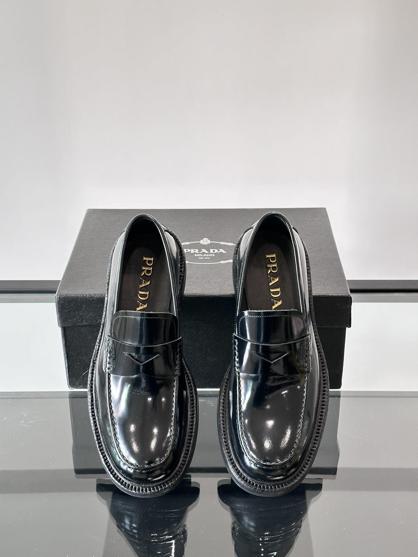 Prada/普拉达 专柜同步新款德比鞋，选用进口牛皮鞋面，德比鞋型，严苛甄选进口皮料，耐穿不变形，老工匠