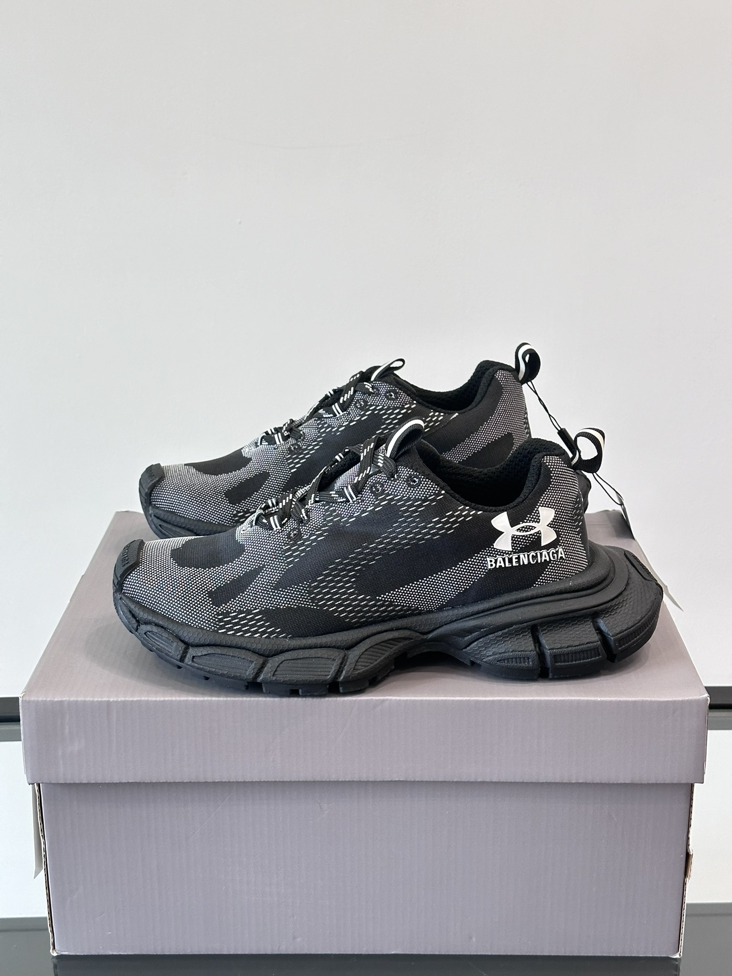 balenciaga 和 underarmour 联名款。我们现在仔细看看扩张的鞋类阵容。该系列包括速度