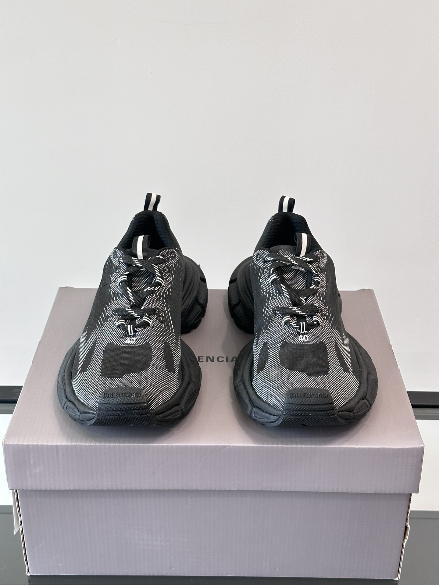 balenciaga 和 underarmour 联名款。我们现在仔细看看扩张的鞋类阵容。该系列包括速度