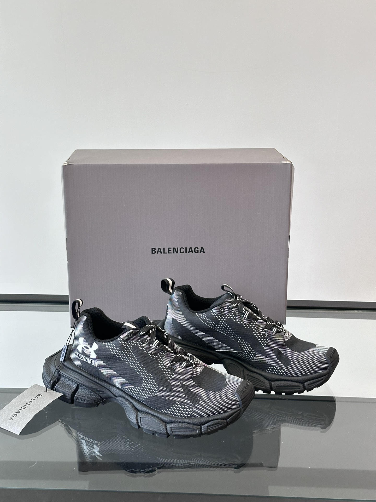 balenciaga 和 underarmour 联名款。我们现在仔细看看扩张的鞋类阵容。该系列包括速度