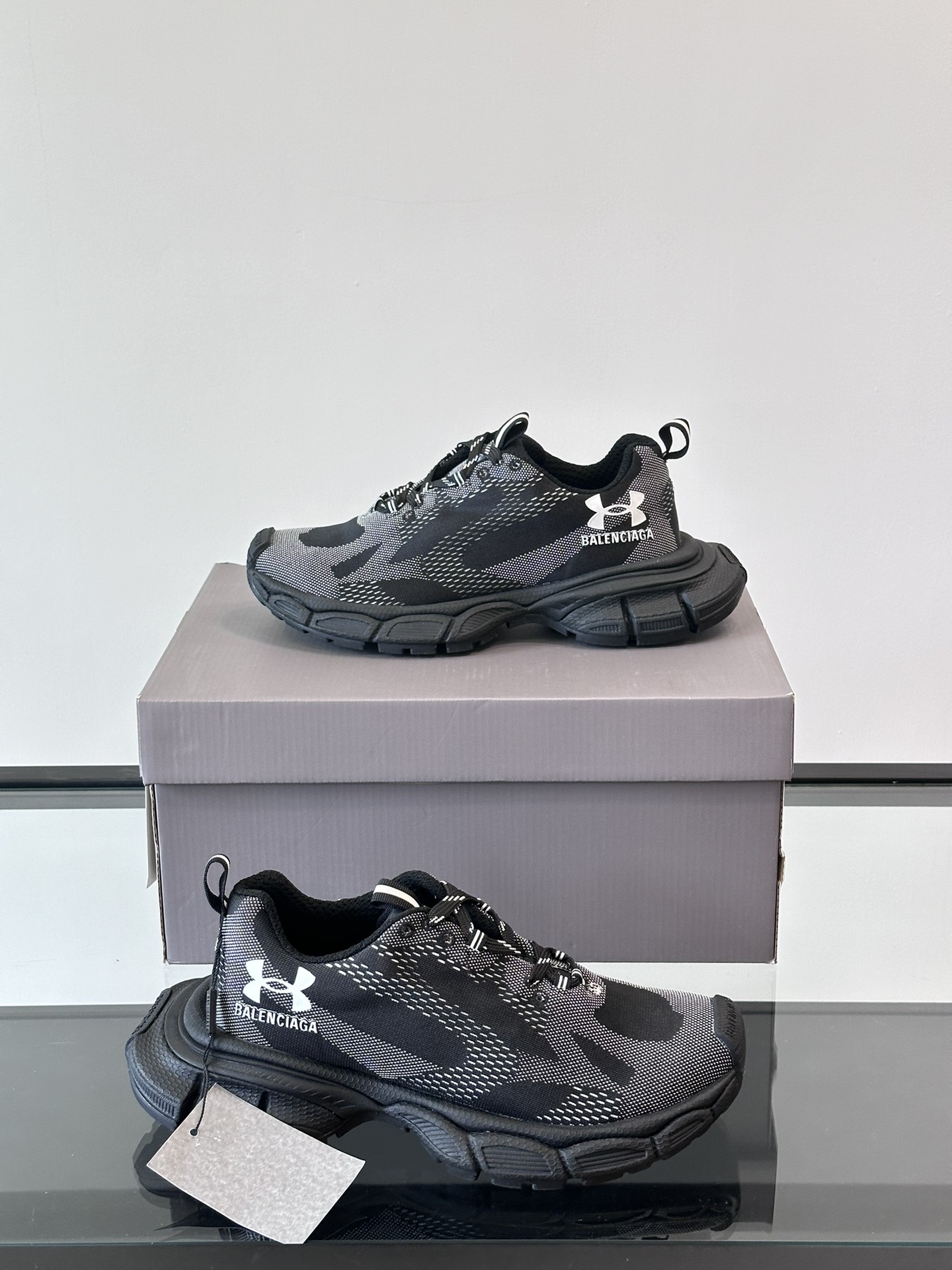 balenciaga 和 underarmour 联名款。我们现在仔细看看扩张的鞋类阵容。该系列包括速度