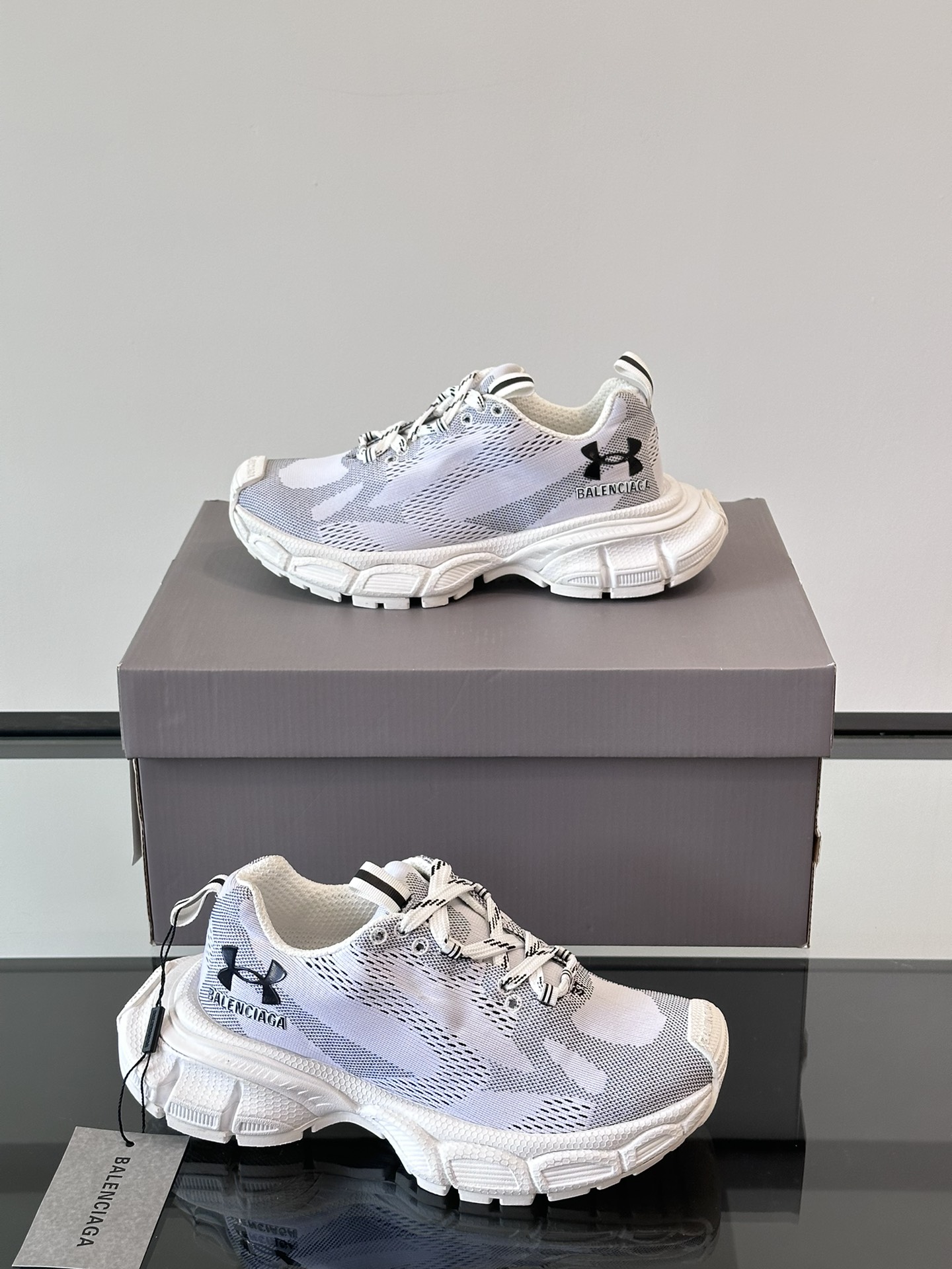 balenciaga 和 underarmour 联名款。我们现在仔细看看扩张的鞋类阵容。该系列包括速度