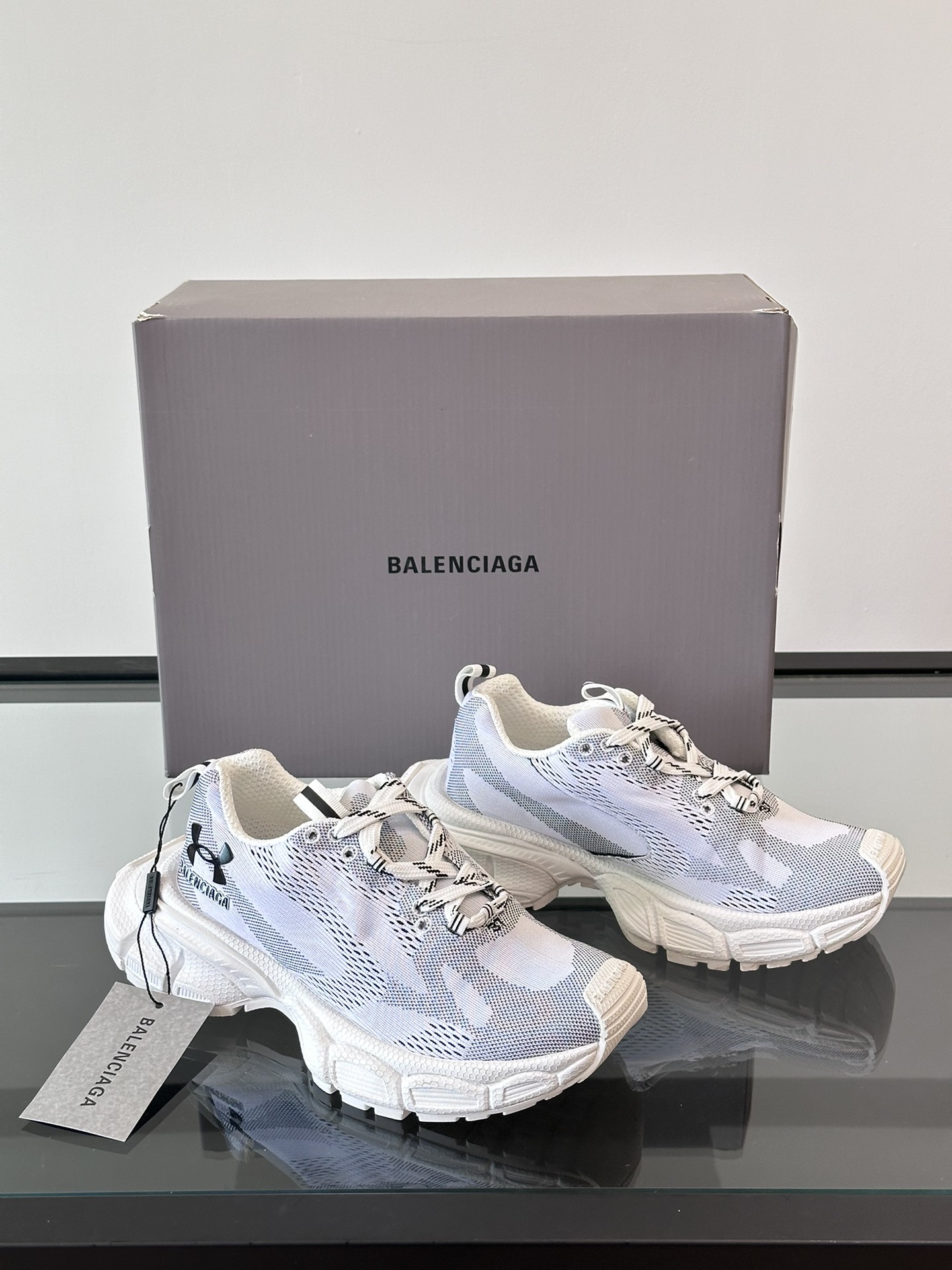 balenciaga 和 underarmour 联名款。我们现在仔细看看扩张的鞋类阵容。该系列包括速度