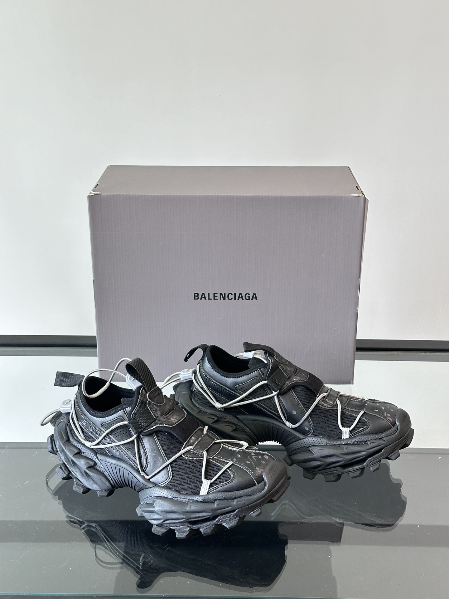 Agave✖️Balenciaga🥷2025春夏新
。自然的共鸣坚韧与静谧Agave仁王冠Balenci