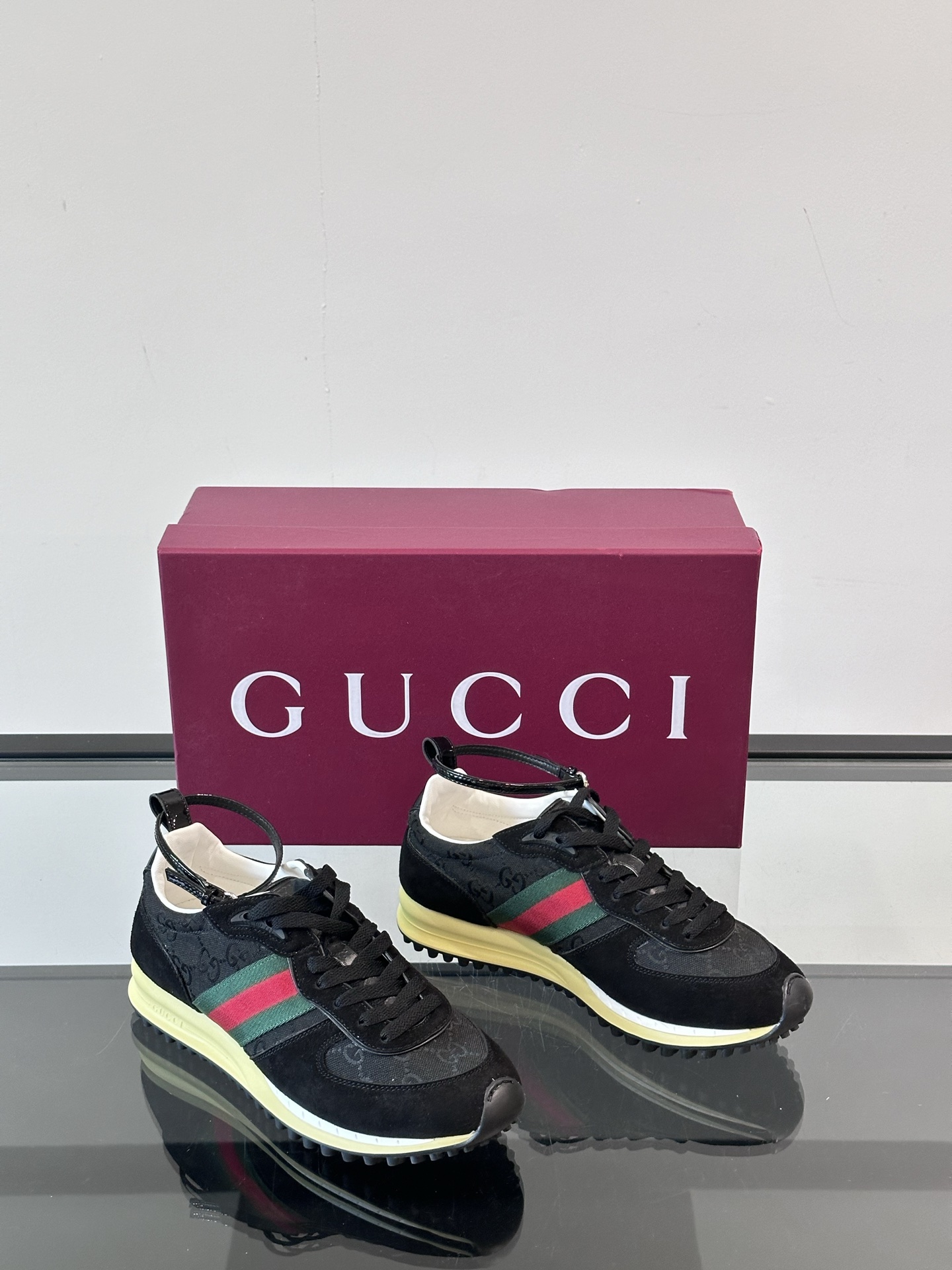 Gucci Re - Motion运动鞋，明快的多色鞋面洋溢着活力，经典红绿条纹醒目又独特。可拆卸绑带设