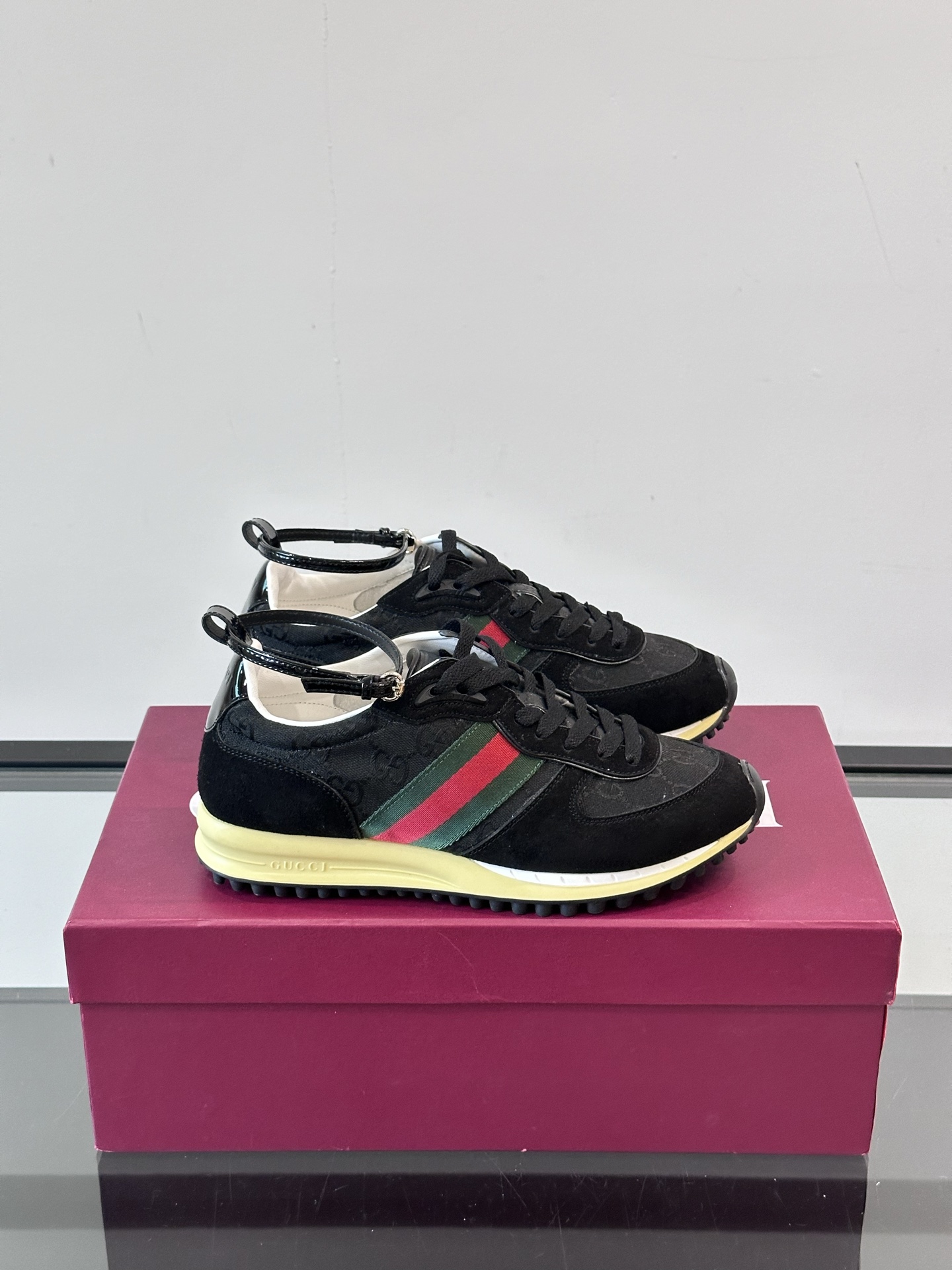 Gucci Re - Motion运动鞋，明快的多色鞋面洋溢着活力，经典红绿条纹醒目又独特。可拆卸绑带设