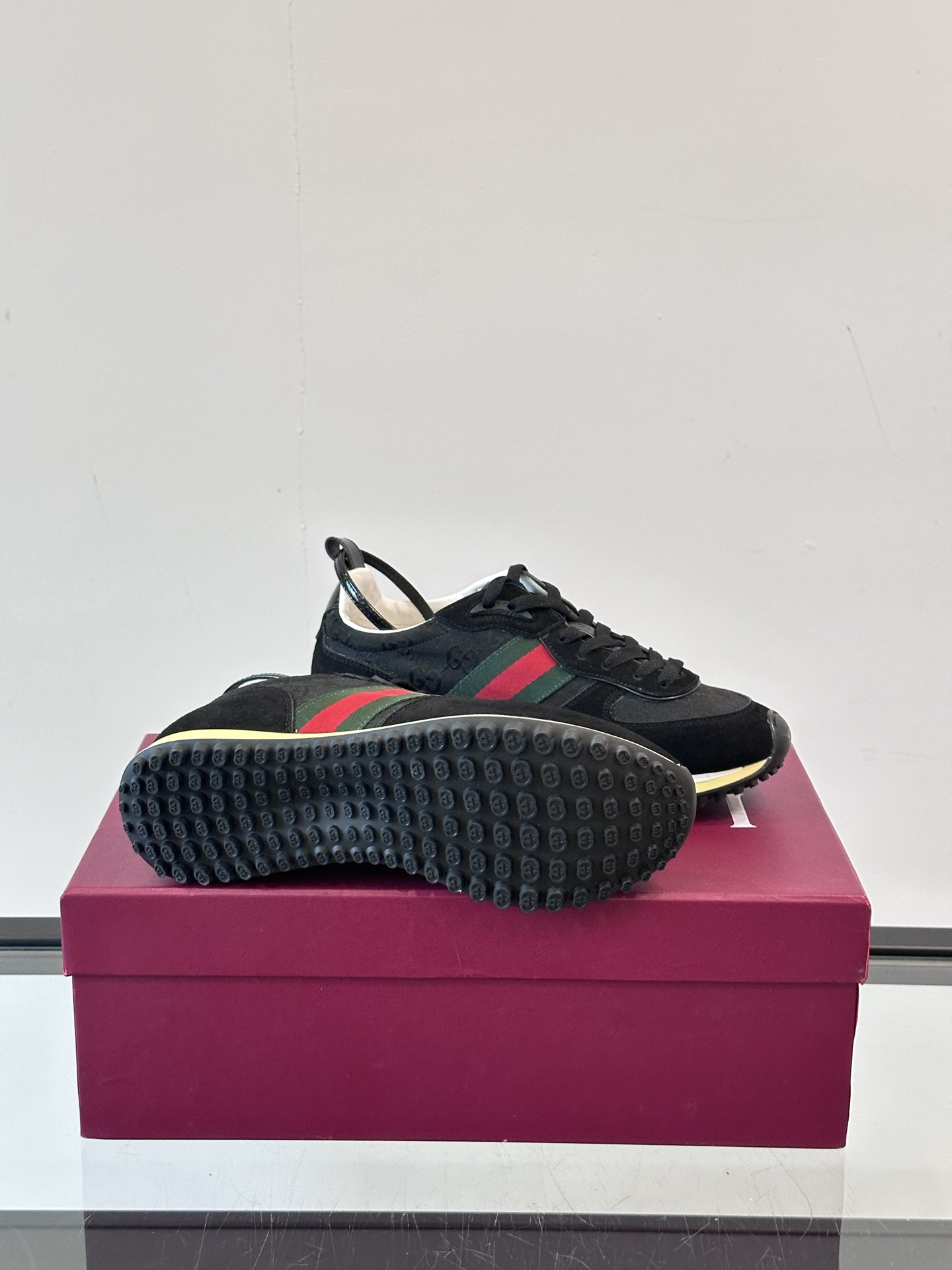 Gucci Re - Motion运动鞋，明快的多色鞋面洋溢着活力，经典红绿条纹醒目又独特。可拆卸绑带设