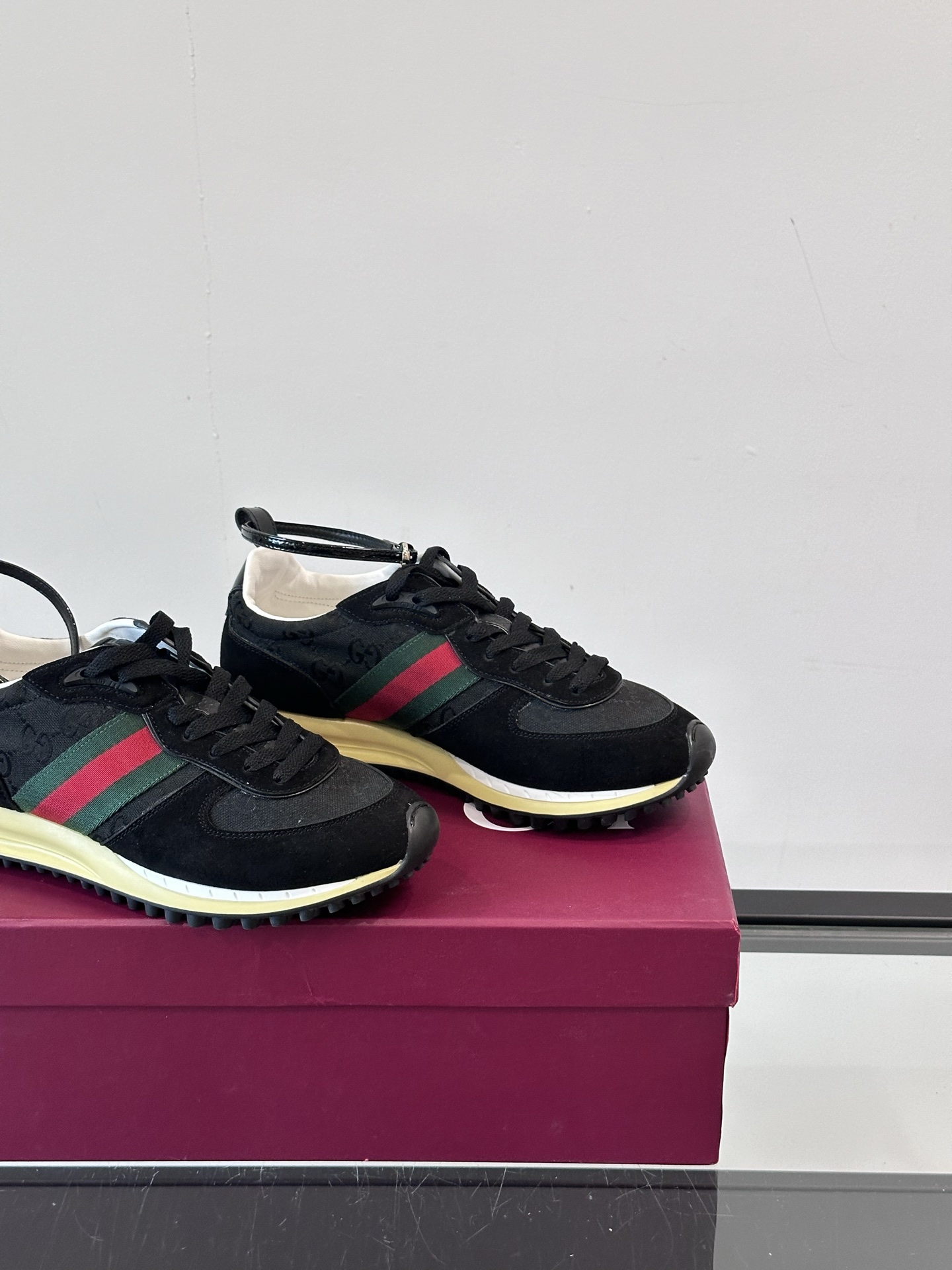 Gucci Re - Motion运动鞋，明快的多色鞋面洋溢着活力，经典红绿条纹醒目又独特。可拆卸绑带设