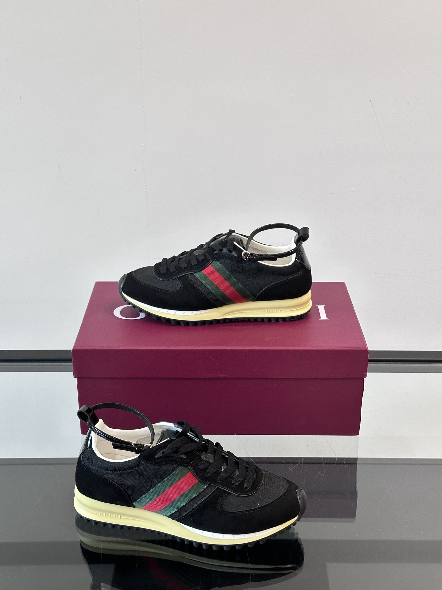 Gucci Re - Motion运动鞋，明快的多色鞋面洋溢着活力，经典红绿条纹醒目又独特。可拆卸绑带设