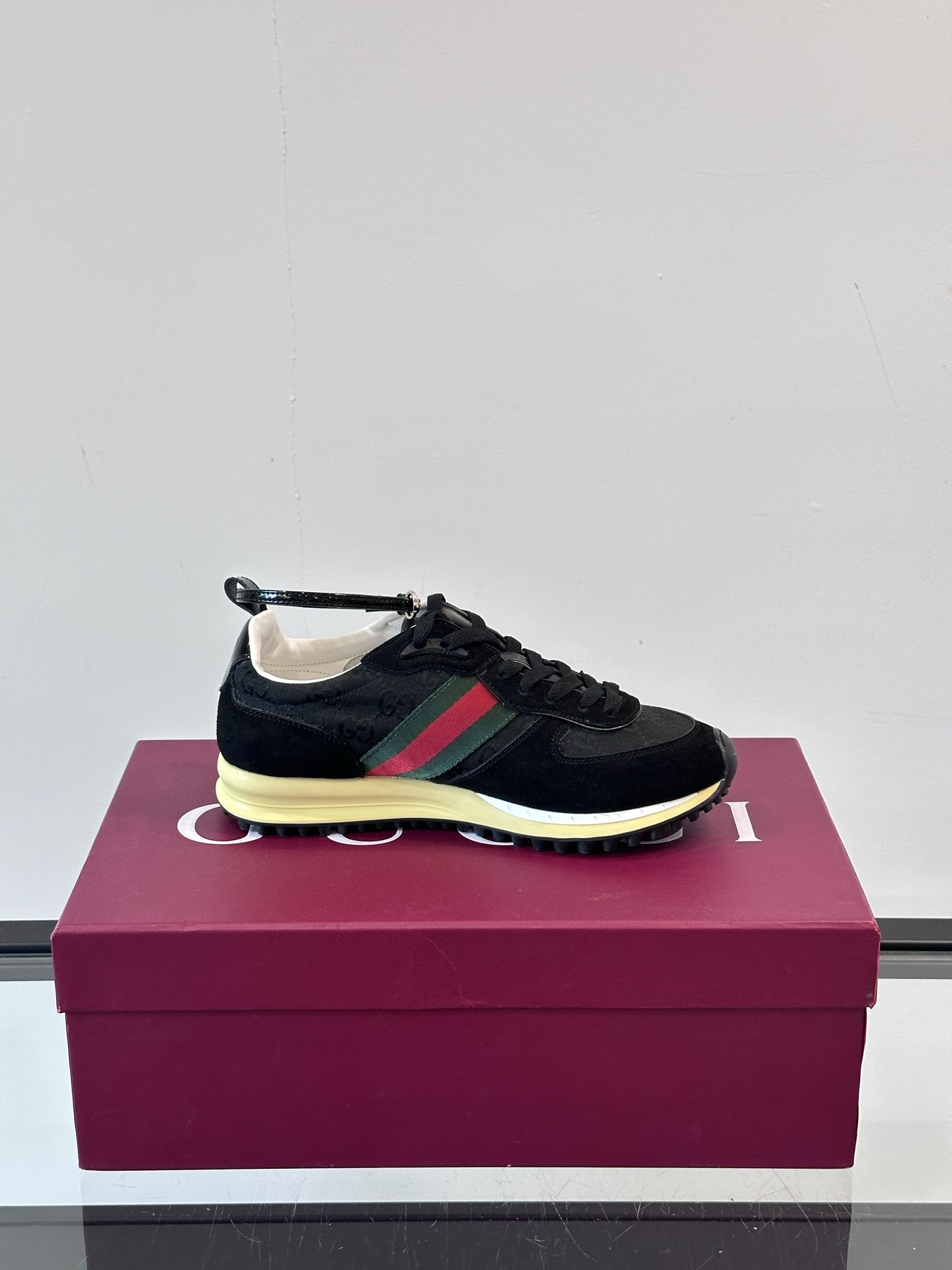 Gucci Re - Motion运动鞋，明快的多色鞋面洋溢着活力，经典红绿条纹醒目又独特。可拆卸绑带设