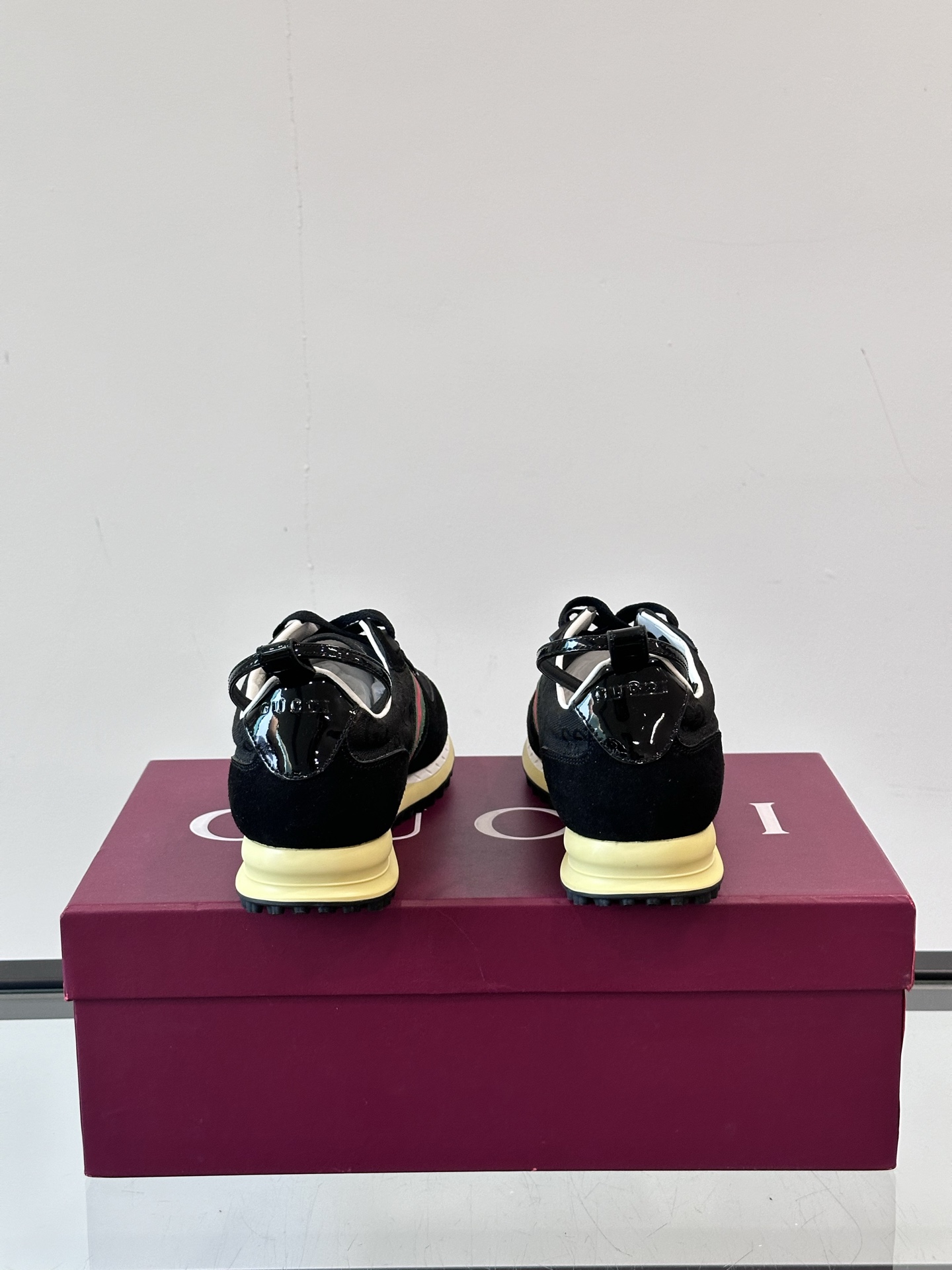 Gucci Re - Motion运动鞋，明快的多色鞋面洋溢着活力，经典红绿条纹醒目又独特。可拆卸绑带设