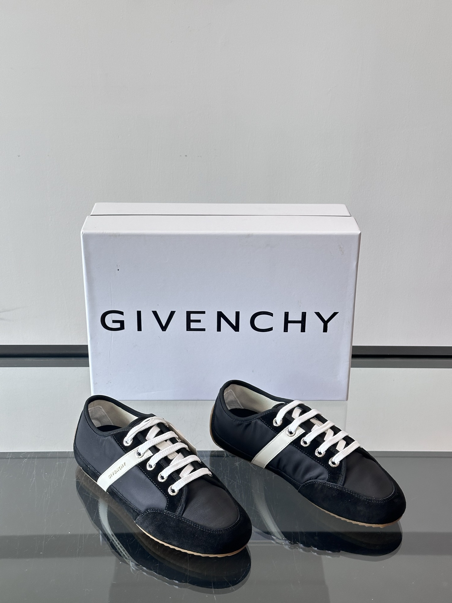 GIVENCHY艺术总监SarahBurton首季休闲鞋Sarah Burton 以全新设计诠释 GIV