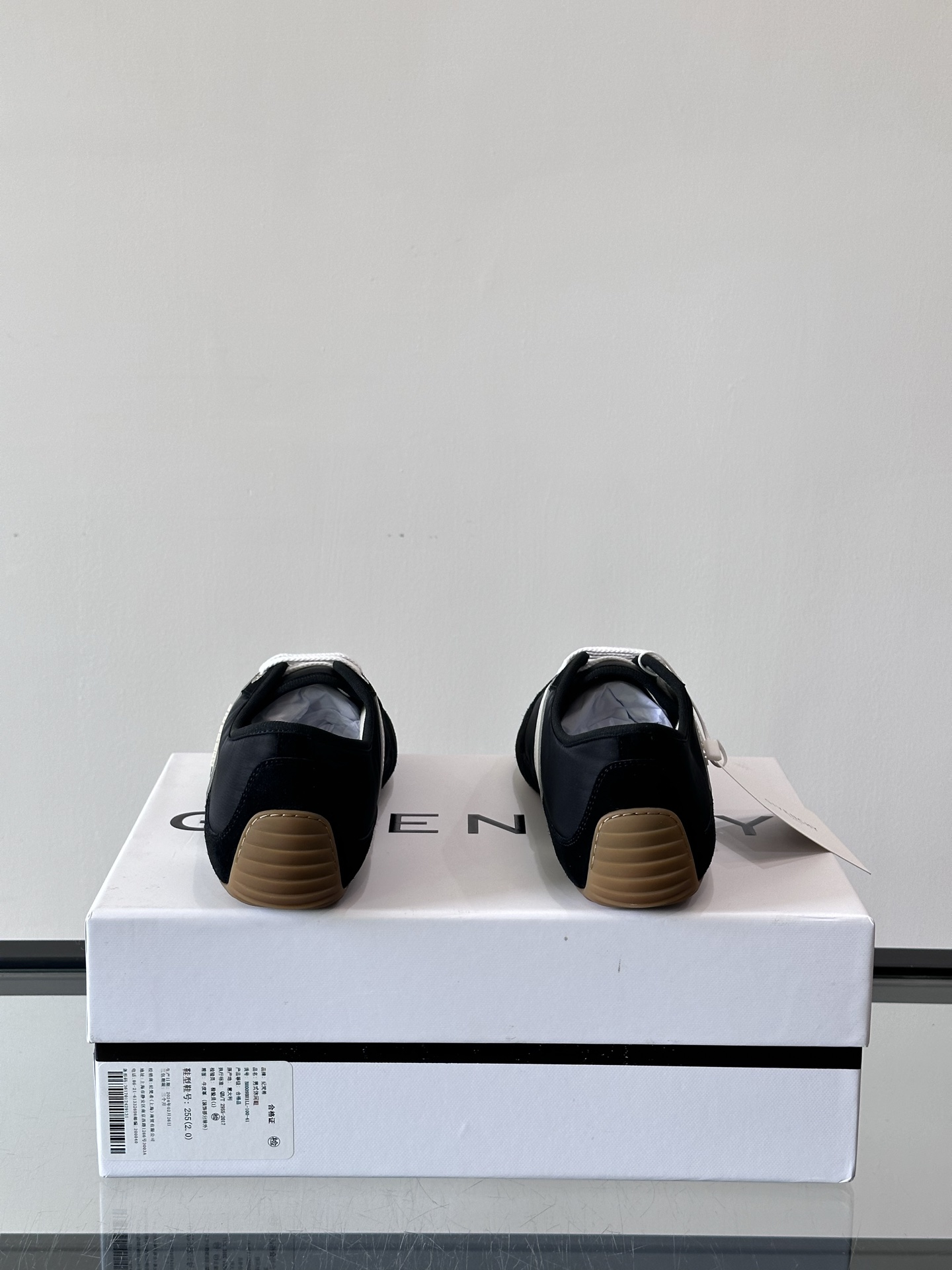 GIVENCHY艺术总监SarahBurton首季休闲鞋Sarah Burton 以全新设计诠释 GIV