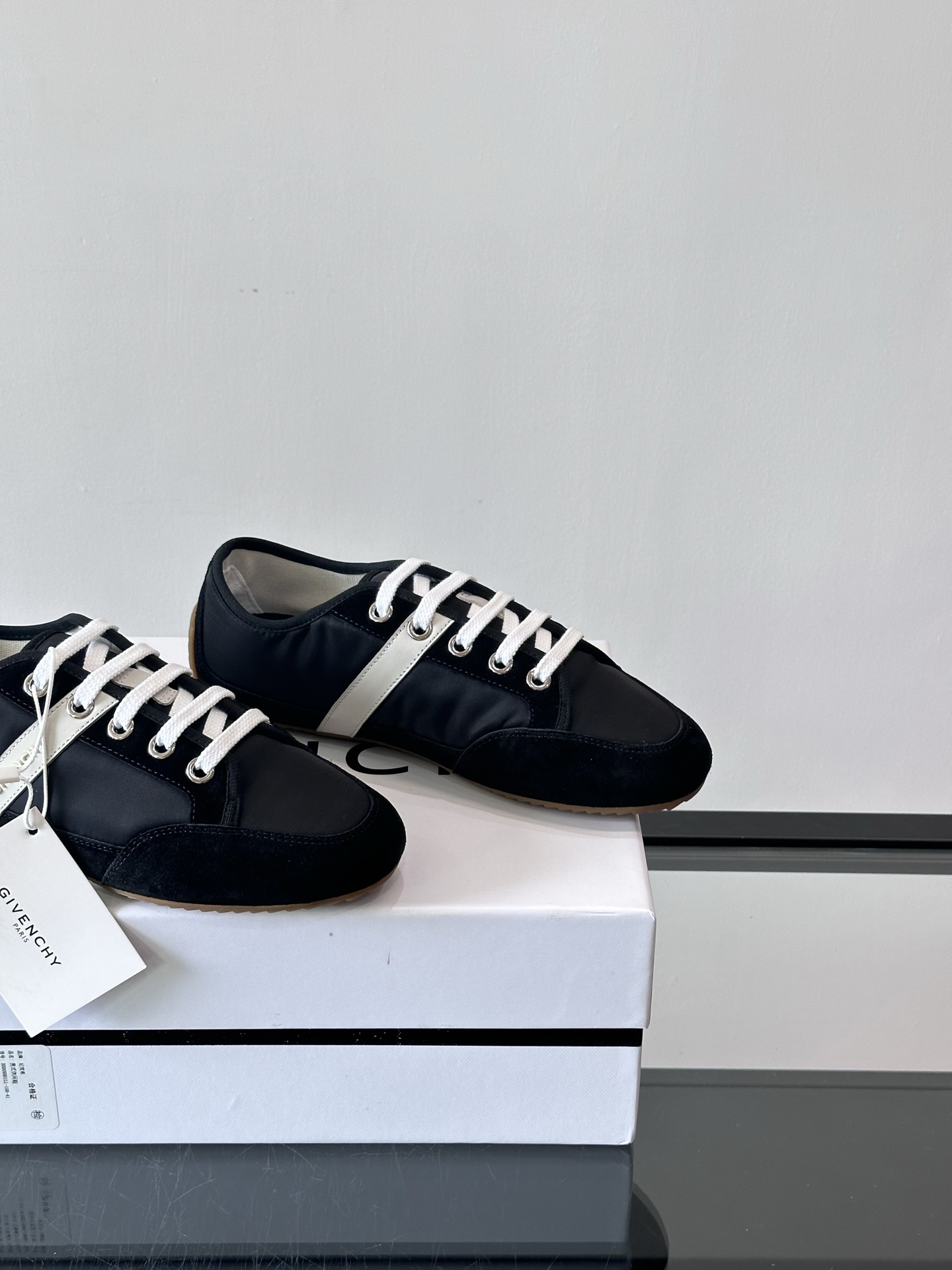GIVENCHY艺术总监SarahBurton首季休闲鞋Sarah Burton 以全新设计诠释 GIV