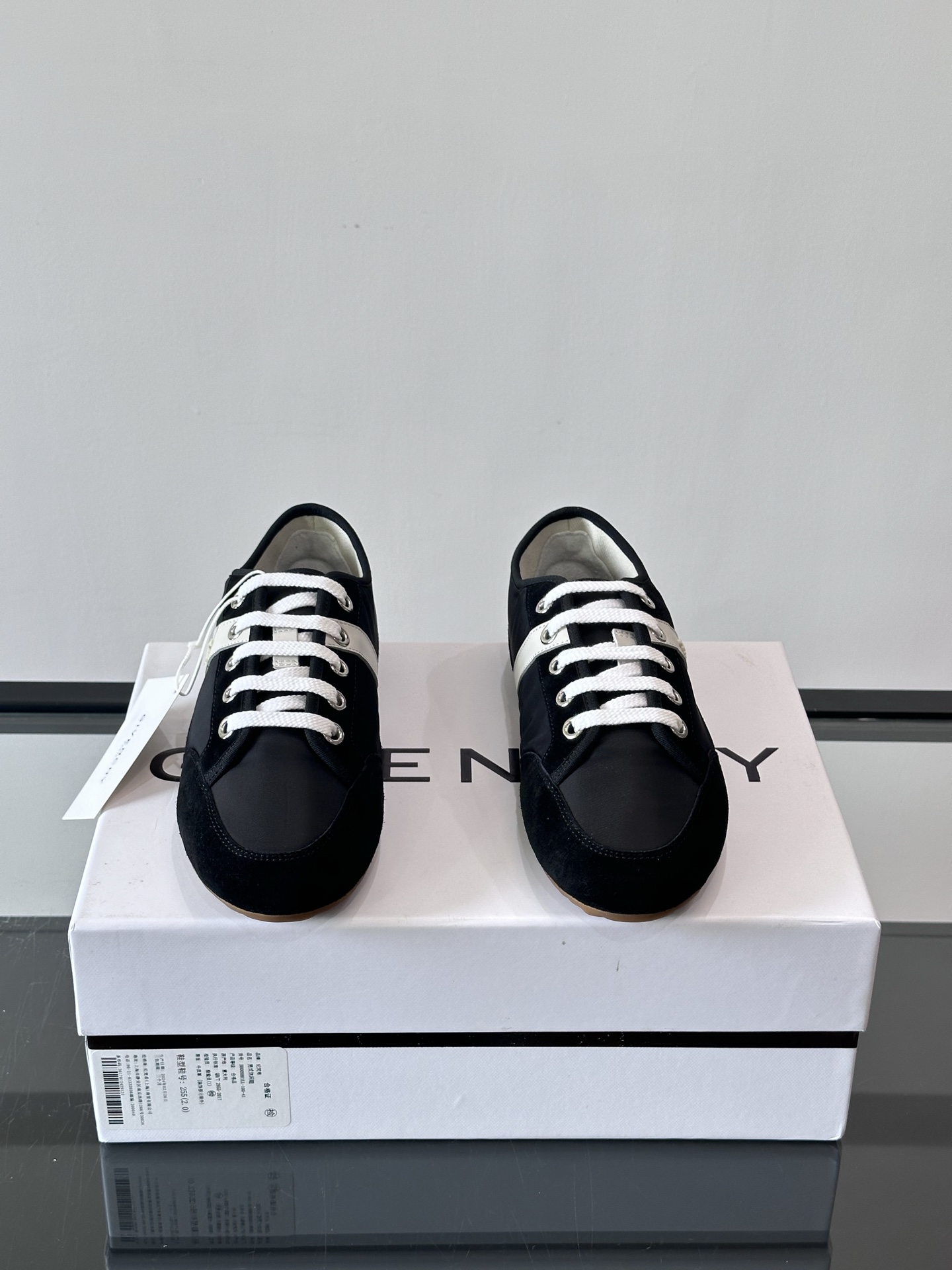 GIVENCHY艺术总监SarahBurton首季休闲鞋Sarah Burton 以全新设计诠释 GIV