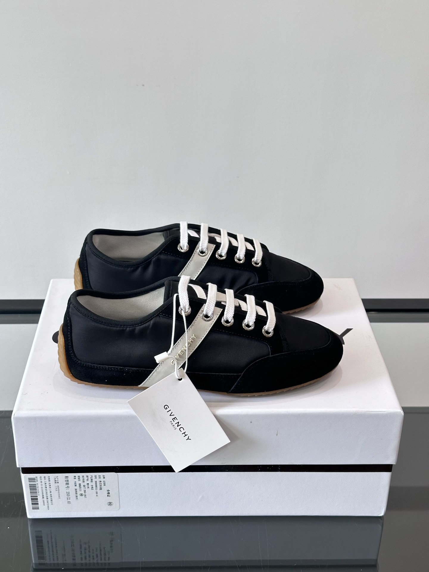 GIVENCHY艺术总监SarahBurton首季休闲鞋Sarah Burton 以全新设计诠释 GIV