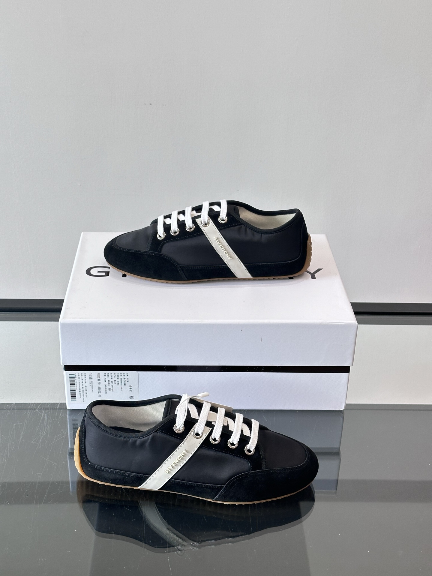 GIVENCHY艺术总监SarahBurton首季休闲鞋Sarah Burton 以全新设计诠释 GIV