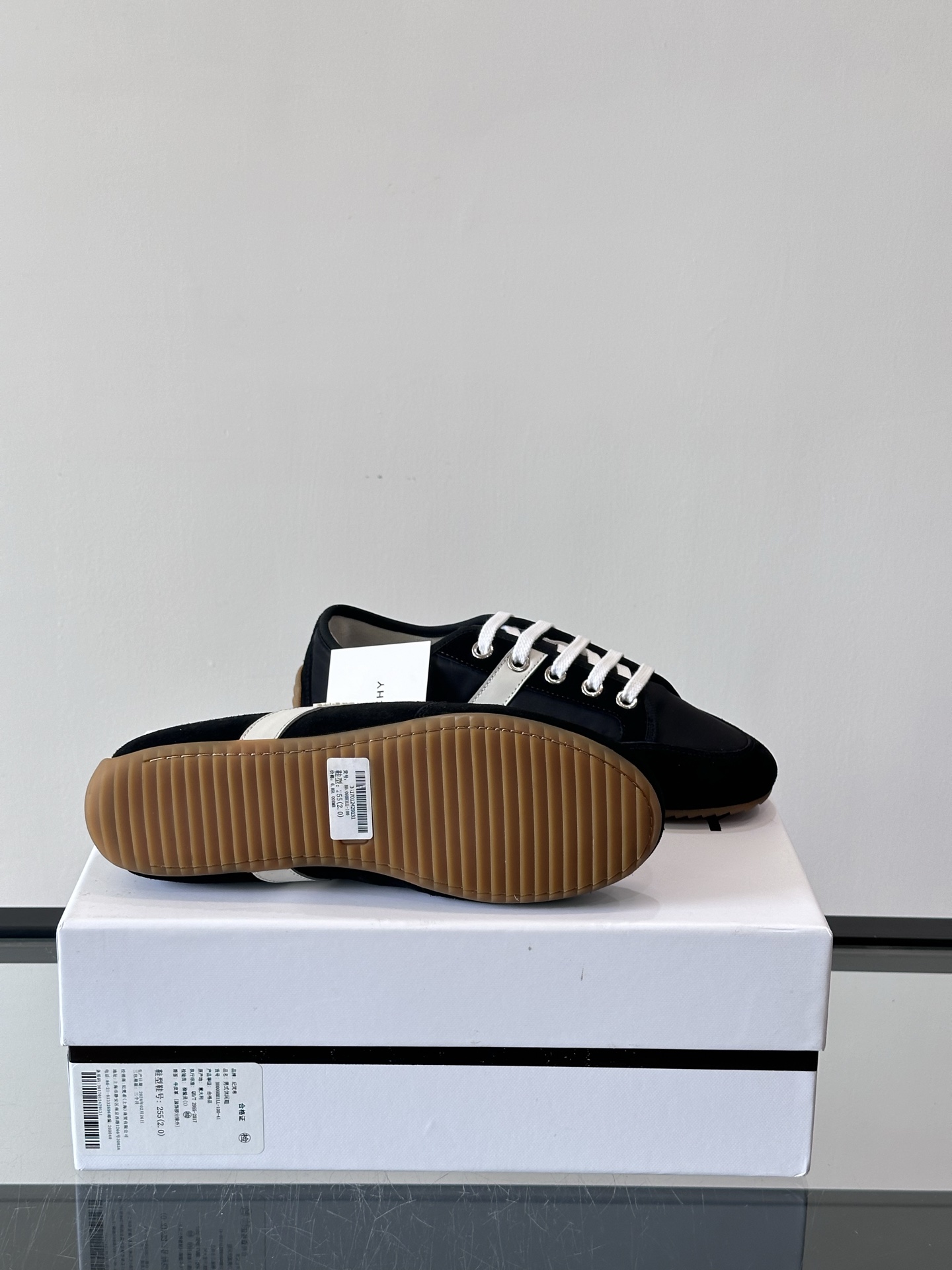 GIVENCHY艺术总监SarahBurton首季休闲鞋Sarah Burton 以全新设计诠释 GIV