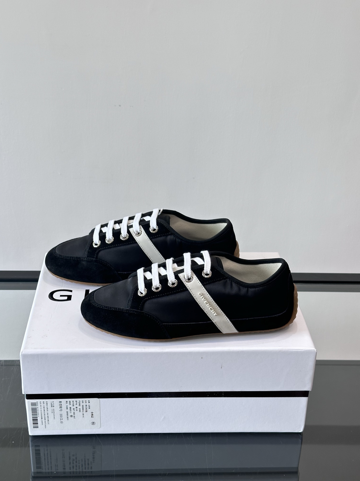 GIVENCHY艺术总监SarahBurton首季休闲鞋Sarah Burton 以全新设计诠释 GIV