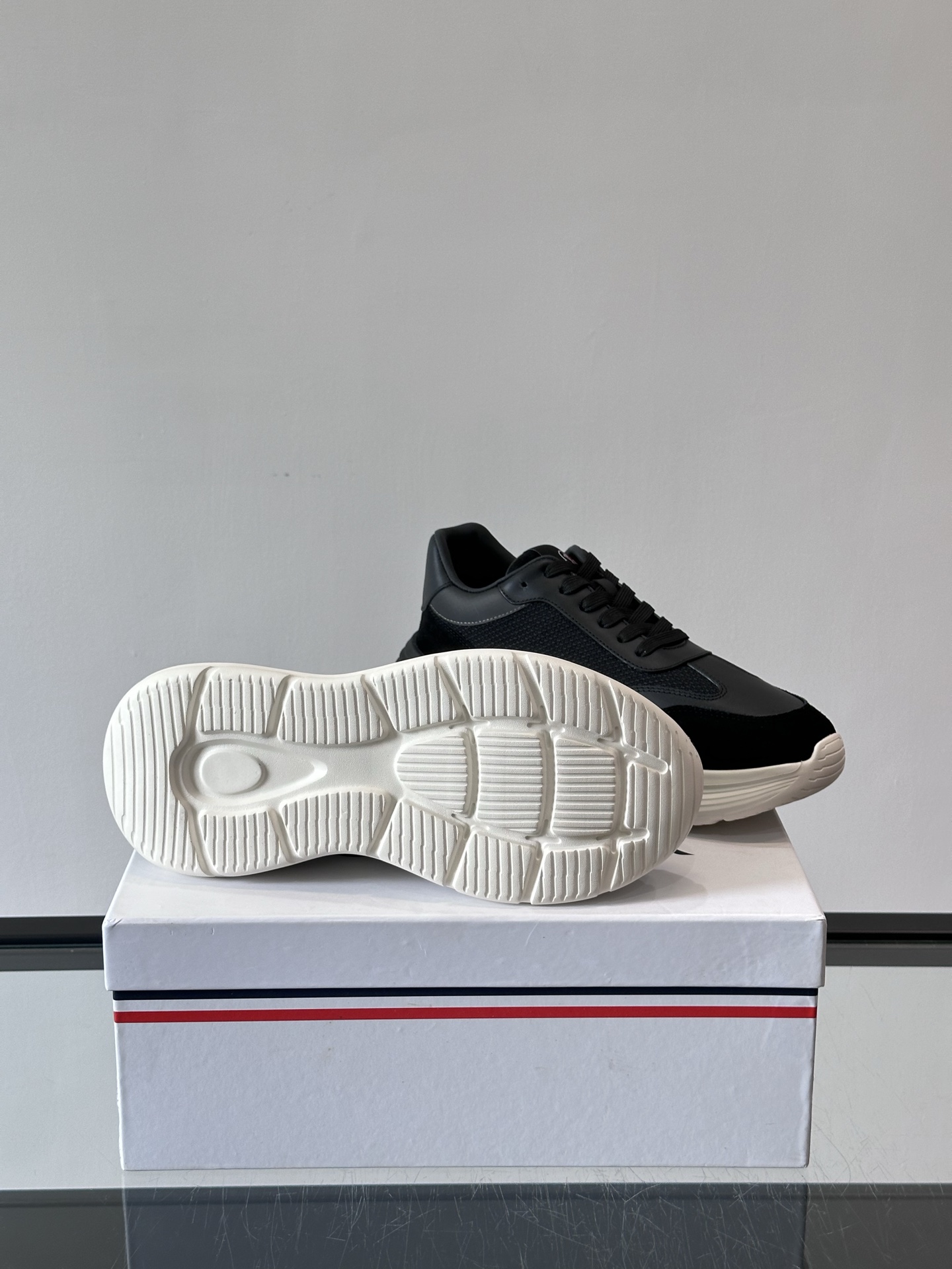 Moncler/蒙口男士休闲运动鞋，具有舒适防滑性能，采用一体成型进口飞织科技面料制成，兼备创新、功能性